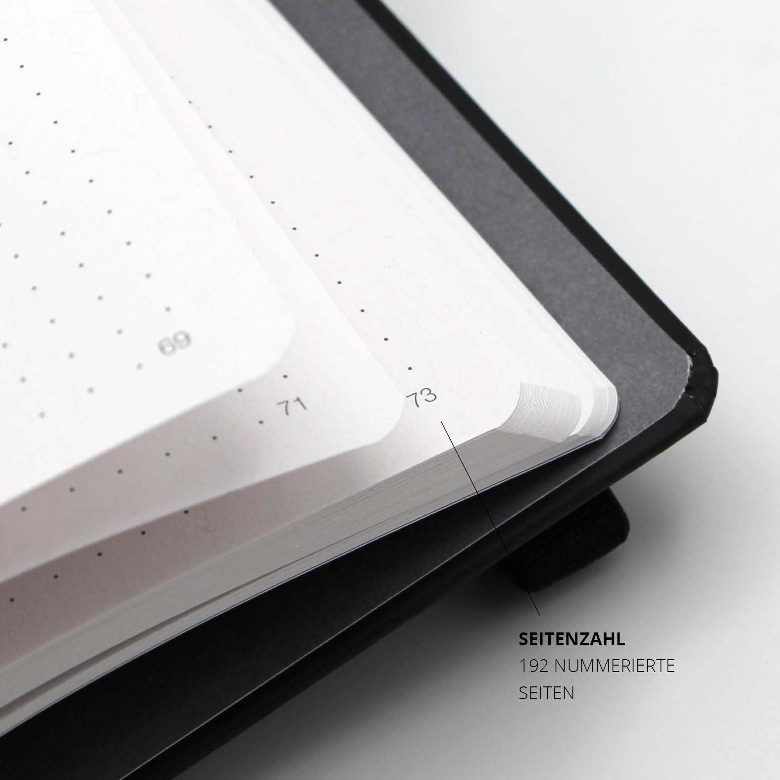 Detailansicht der nummerierten Innenseiten eines schwarzen Lanybook® Notizbuchs mit punktiertem Papier und hochwertigem Seitenrand, insgesamt 192 nummerierte Seiten.