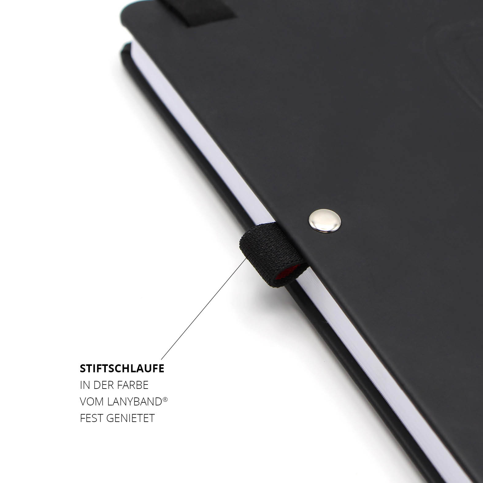 Detailaufnahme der fest vernieteten Stiftschlaufe eines schwarzen Lanybook® Notizbuchs, farblich abgestimmt auf das schwarze Lanyband und stabil im Einband integriert.