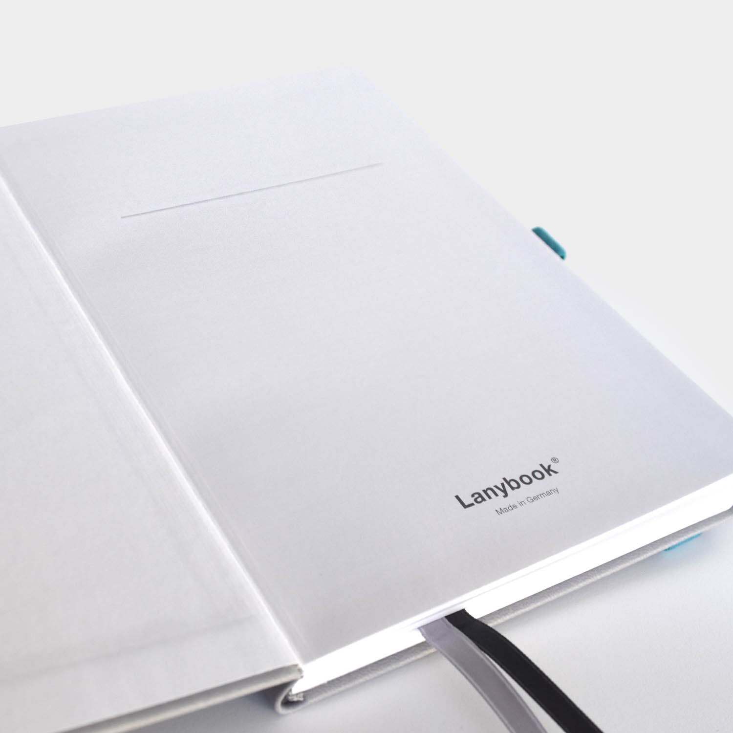 Geöffnetes Siemens-Notizbuch mit Lesezeichen und hochwertigem Papier – Elegantes Notizbuch mit langlebiger Verarbeitung und FSC-zertifiziertem Papier.