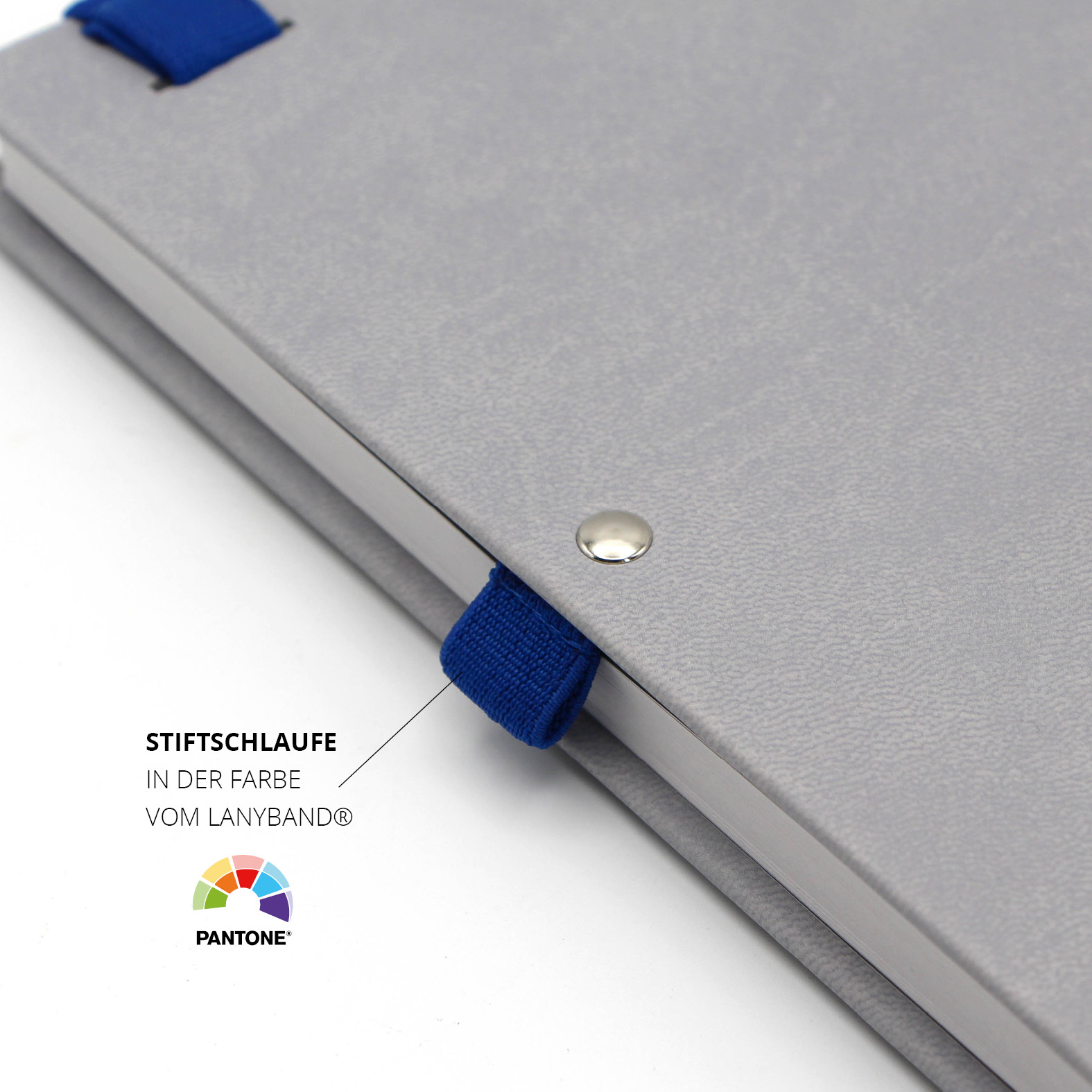 Detailansicht der fest vernieteten Stiftschlaufe in der Farbe des blauen Lanyband®. Praktisches Design-Element für die sichere Aufbewahrung von Schreibgeräten.