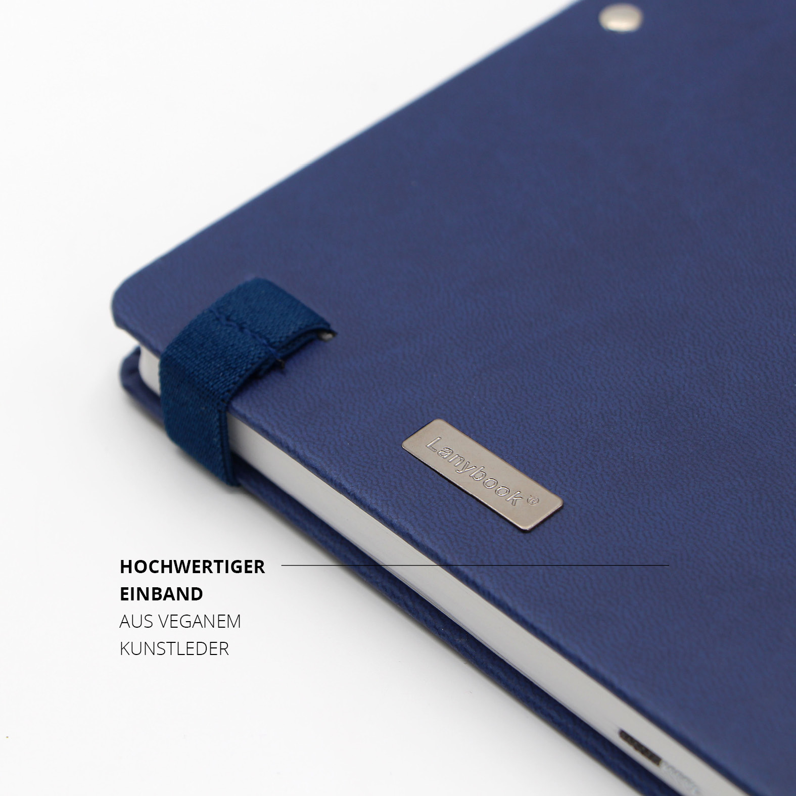 Nahaufnahme des dunkelblauen Covers aus veganem Kunstleder mit geprägtem Lanybook®-Metallemblem.