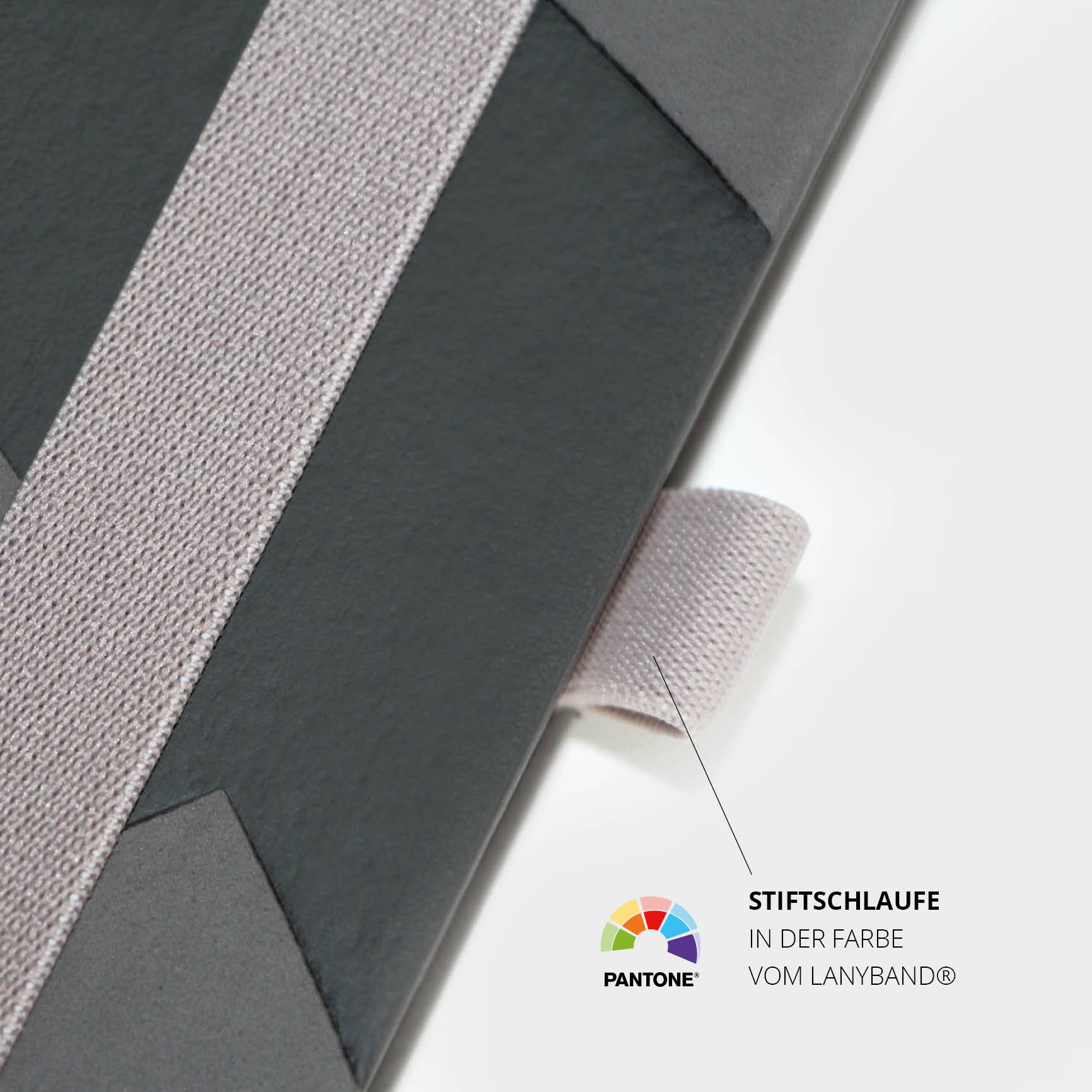 Detailaufnahme der Stiftschlaufe aus recyceltem PET in Pantone-Farbe passend zum Lanyband®.