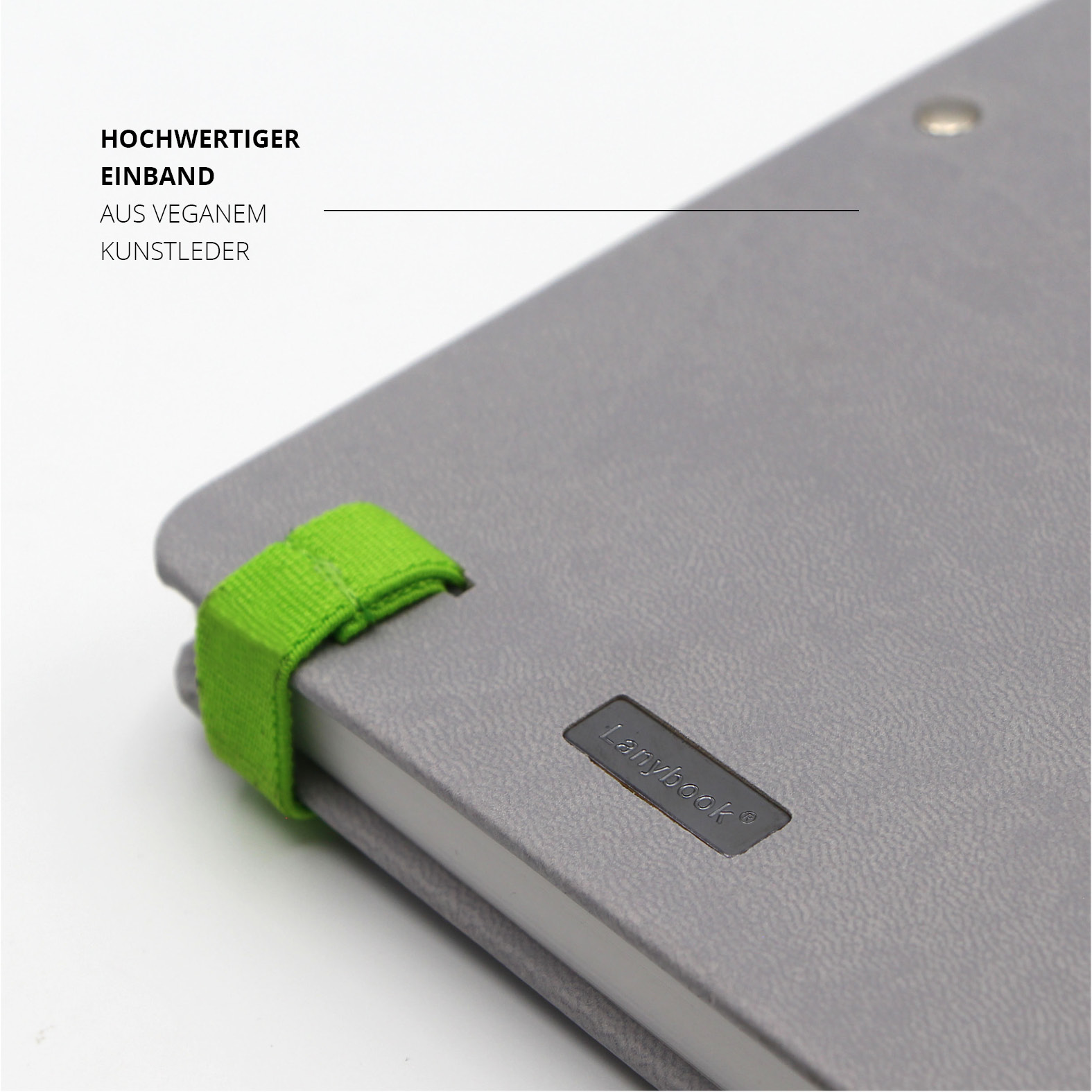Detailaufnahme des grauen Covers mit grünem Band, sichtbarer Stiftschlaufe und eingelassenem Lanybook® Metalllabel.