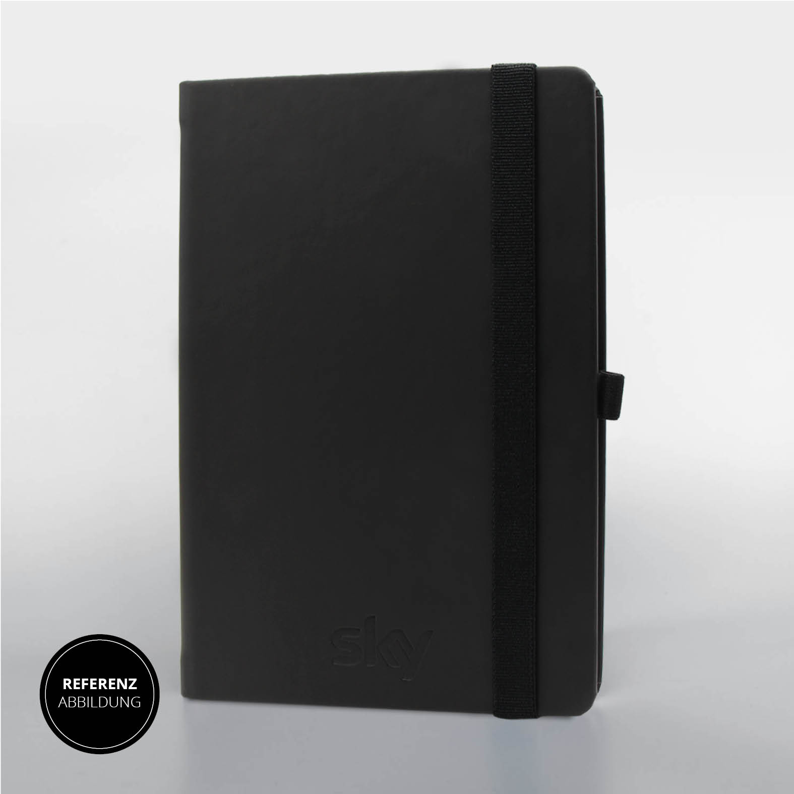 Schwarzes Lanybook® Nature A5 mit veganem Apfelleder-Einband, schwarzem Lanyband® und dezenter SKY-Prägung.