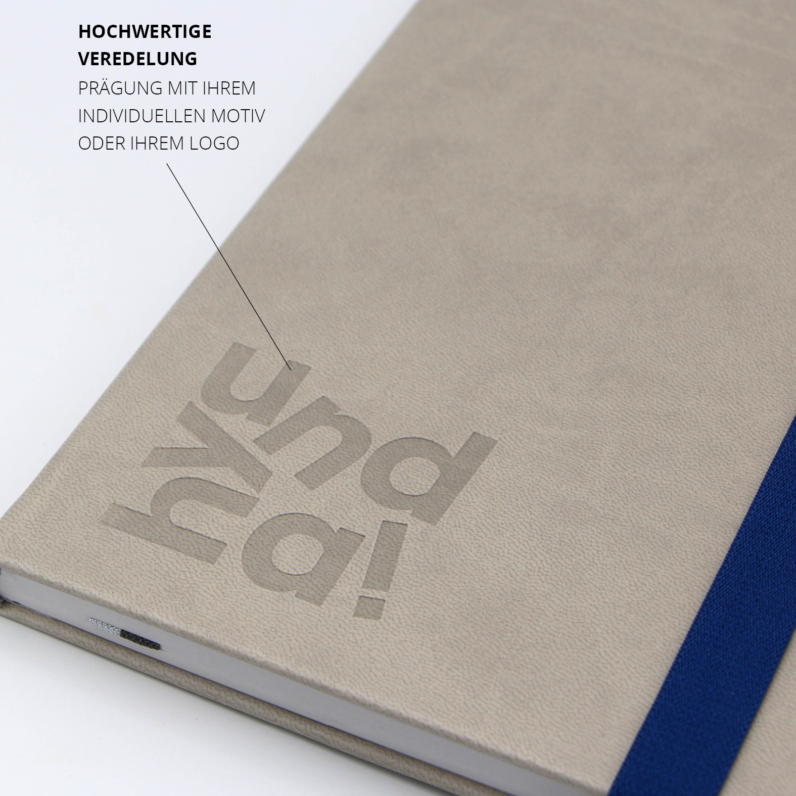 Detailaufnahme der dezenten Logo-Prägung des Hyundai-Schriftzugs auf dem beigen Cover des Lanybook® Pro.