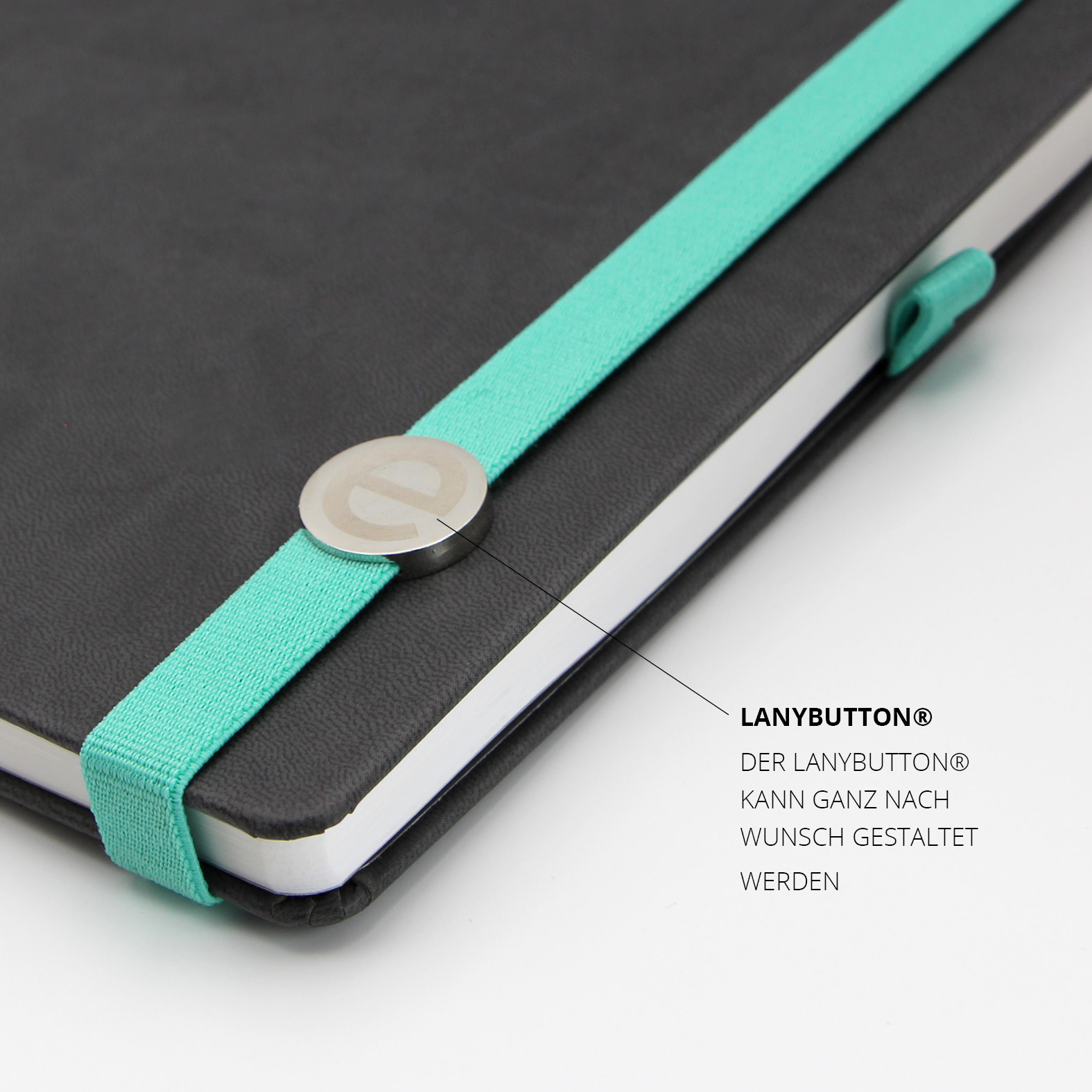 Türkisfarbenes Lanyband® mit individualisierbarem Lanybutton® aus Metall, passend zur Markenidentität.