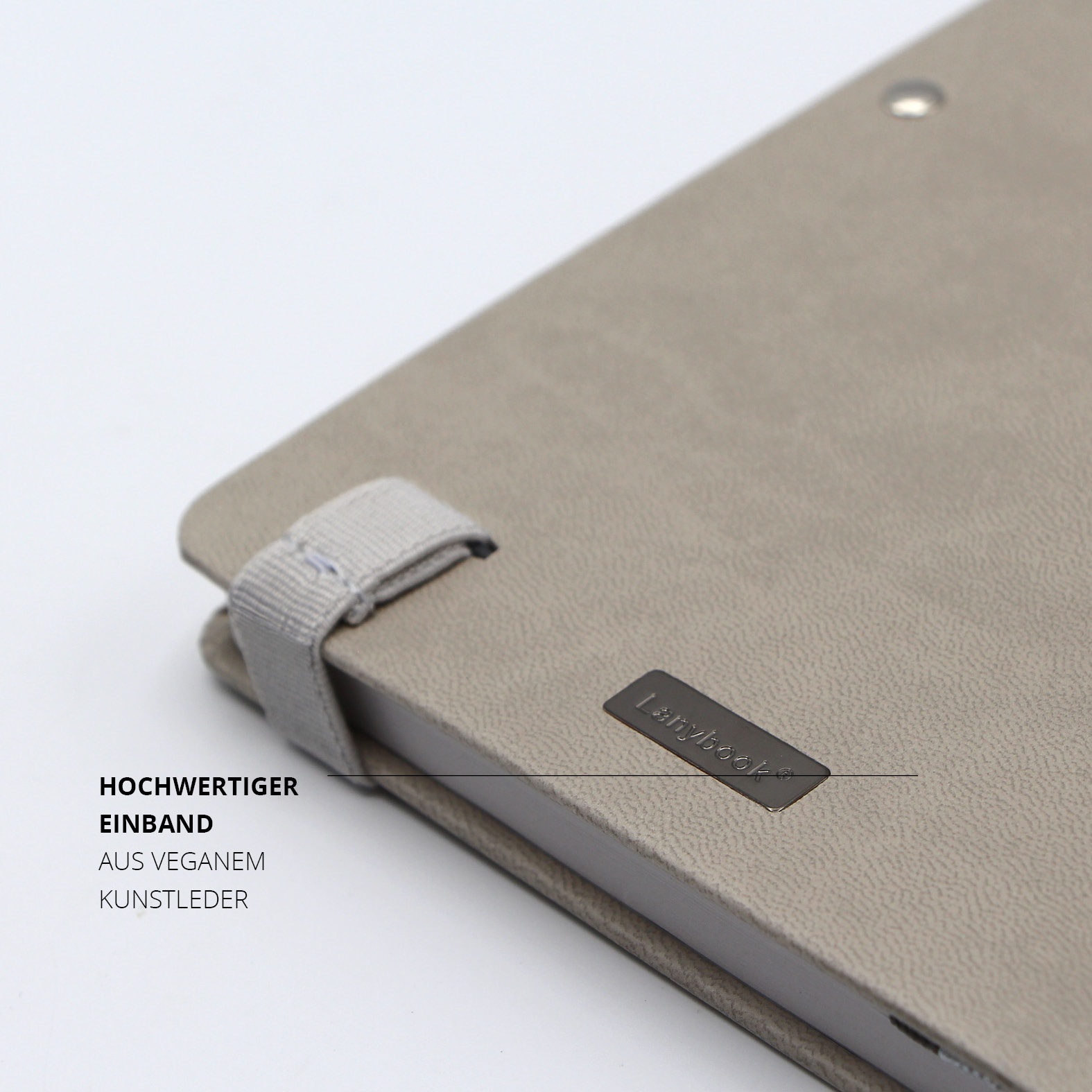Nahaufnahme des Einbands aus veganem Kunstleder mit hochwertiger Struktur, Lanybook®-Metallplakette und farblich abgestimmter Stiftschlaufe.