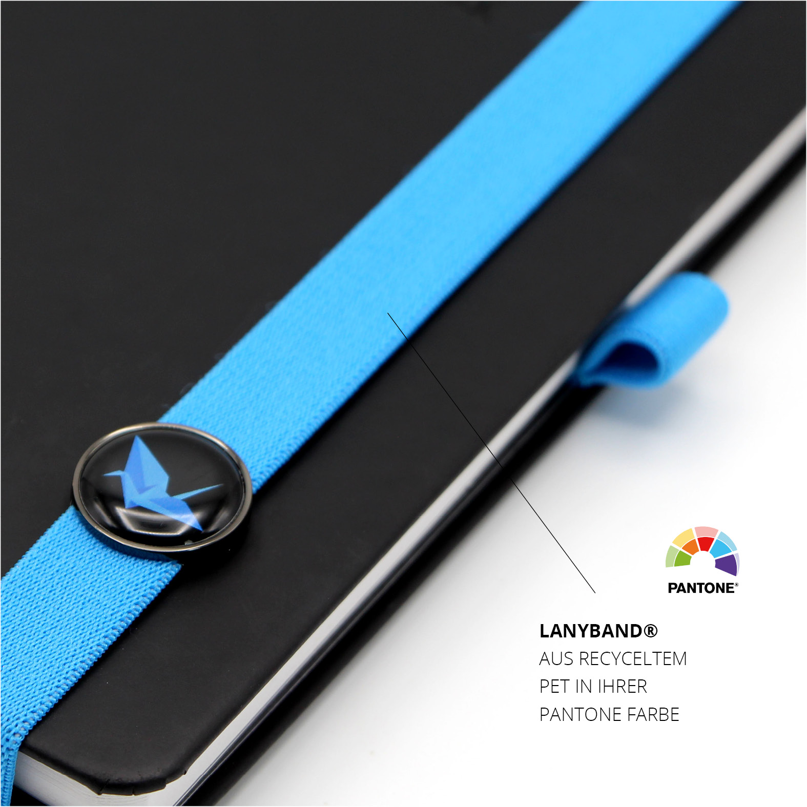 Nahaufnahme des blauen Lanybands aus recyceltem PET, exakt in Pantone-Farbe gefertigt.