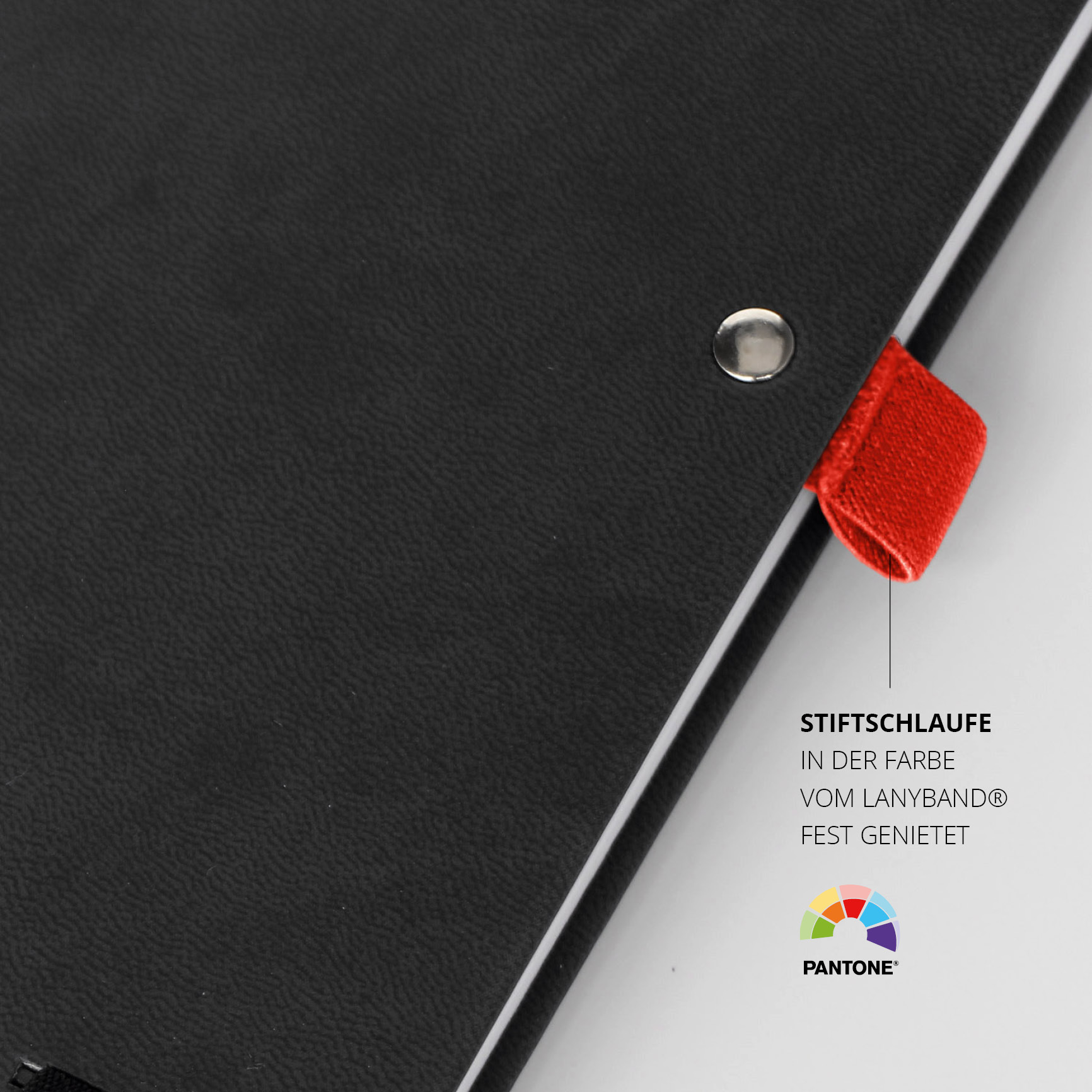 Stiftschlaufe in Pantone-Farbe am schwarzen Notizbuch mit genieteter Befestigung.