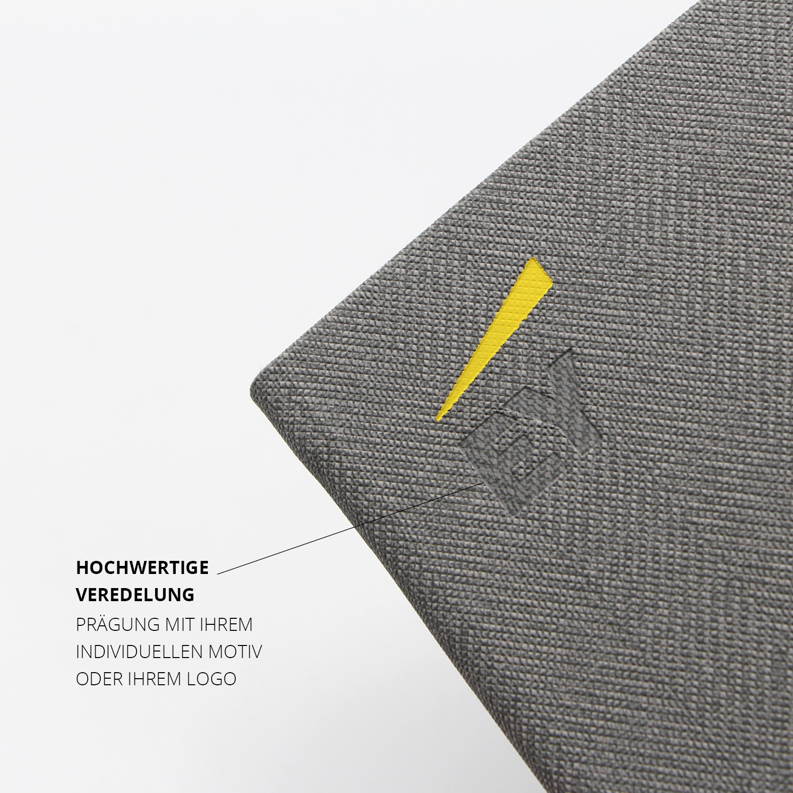 Detailansicht der Coverprägung mit EY Logo und gelbem grafischen Akzent, hochwertig ins Material geprägt.