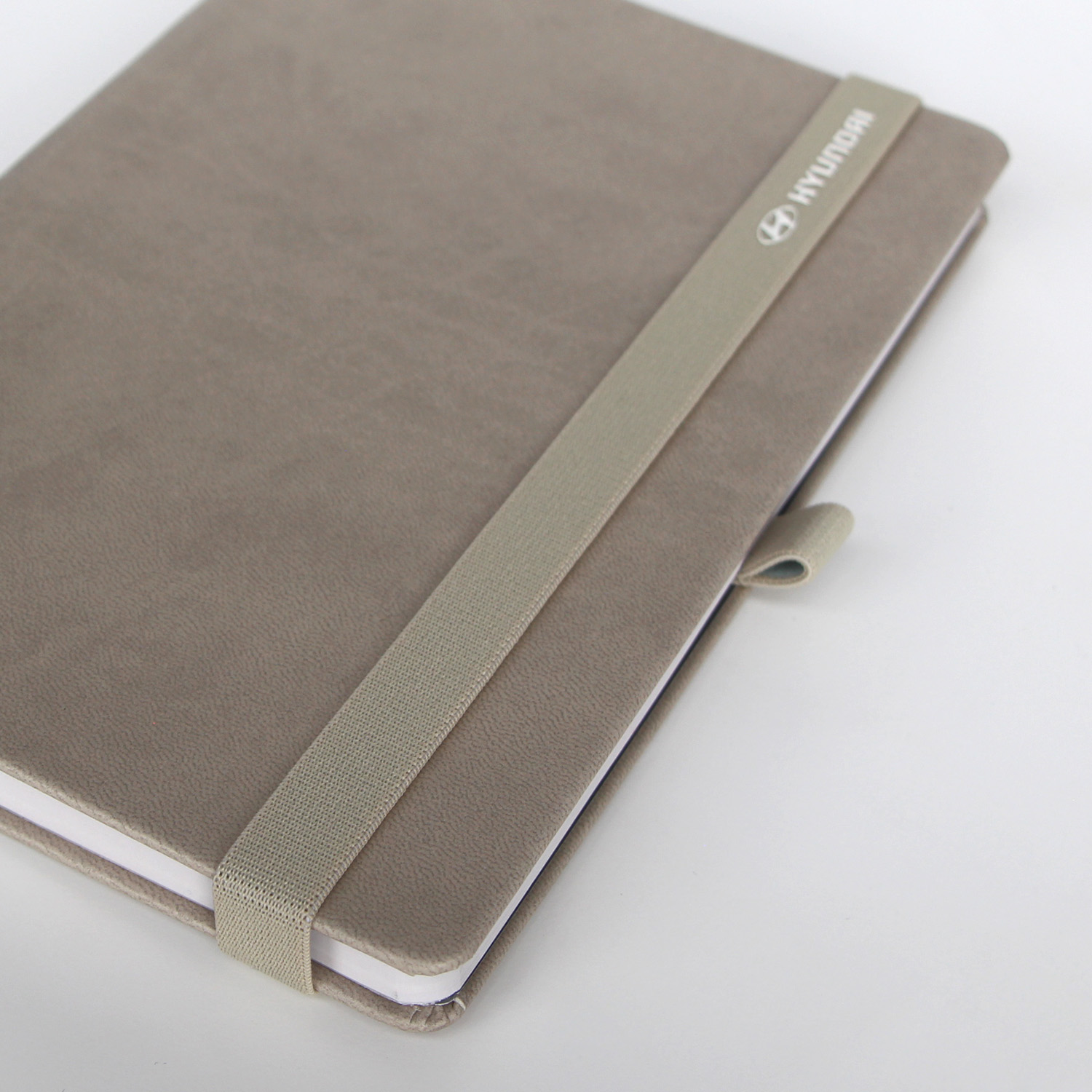 Personalisiertes Hyundai Notizbuch aus veganem Leder in Beige mit recyceltem Lanyband® und Stiftschlaufe, hochwertig verarbeitet.