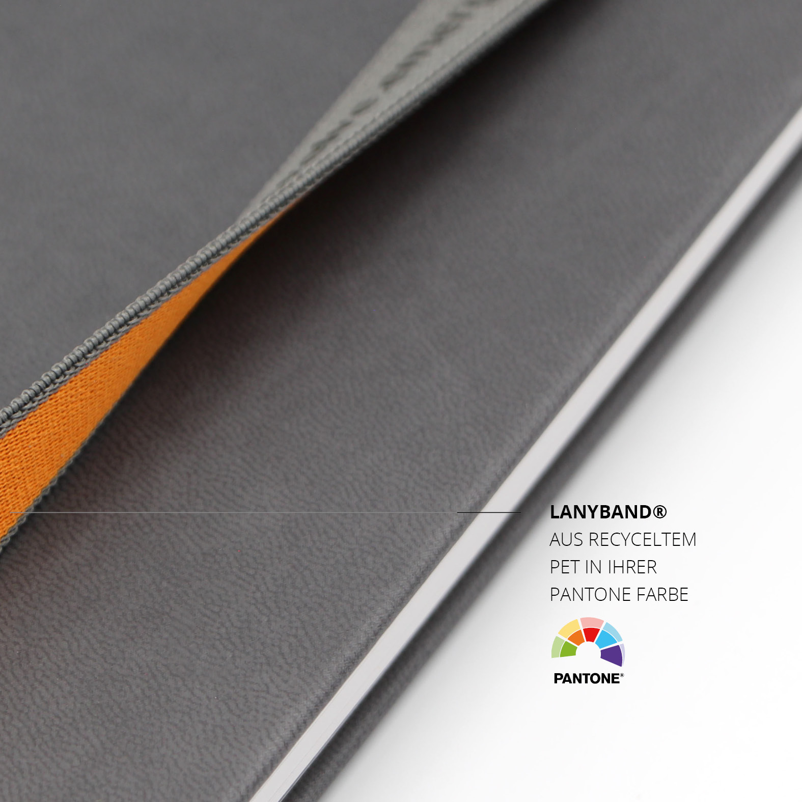 Innenansicht des Lanyband® mit orangefarbener Rückseite – gefertigt aus recyceltem PET, individuell färbbar in Pantone-Ton.