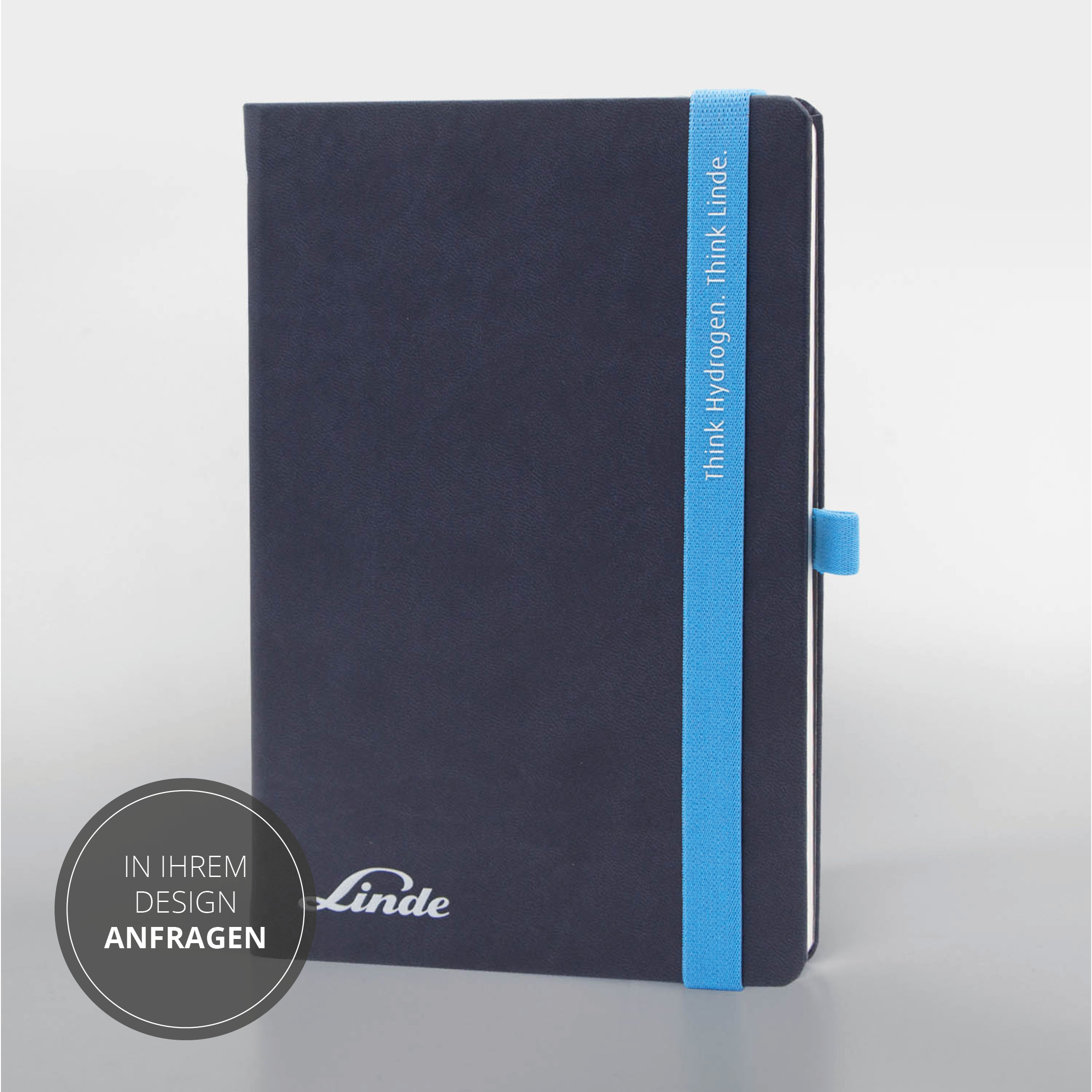 Linde Notizbuch mit hellblauem Lanyband® und Stiftschlaufe, Logo auf der Vorderseite.