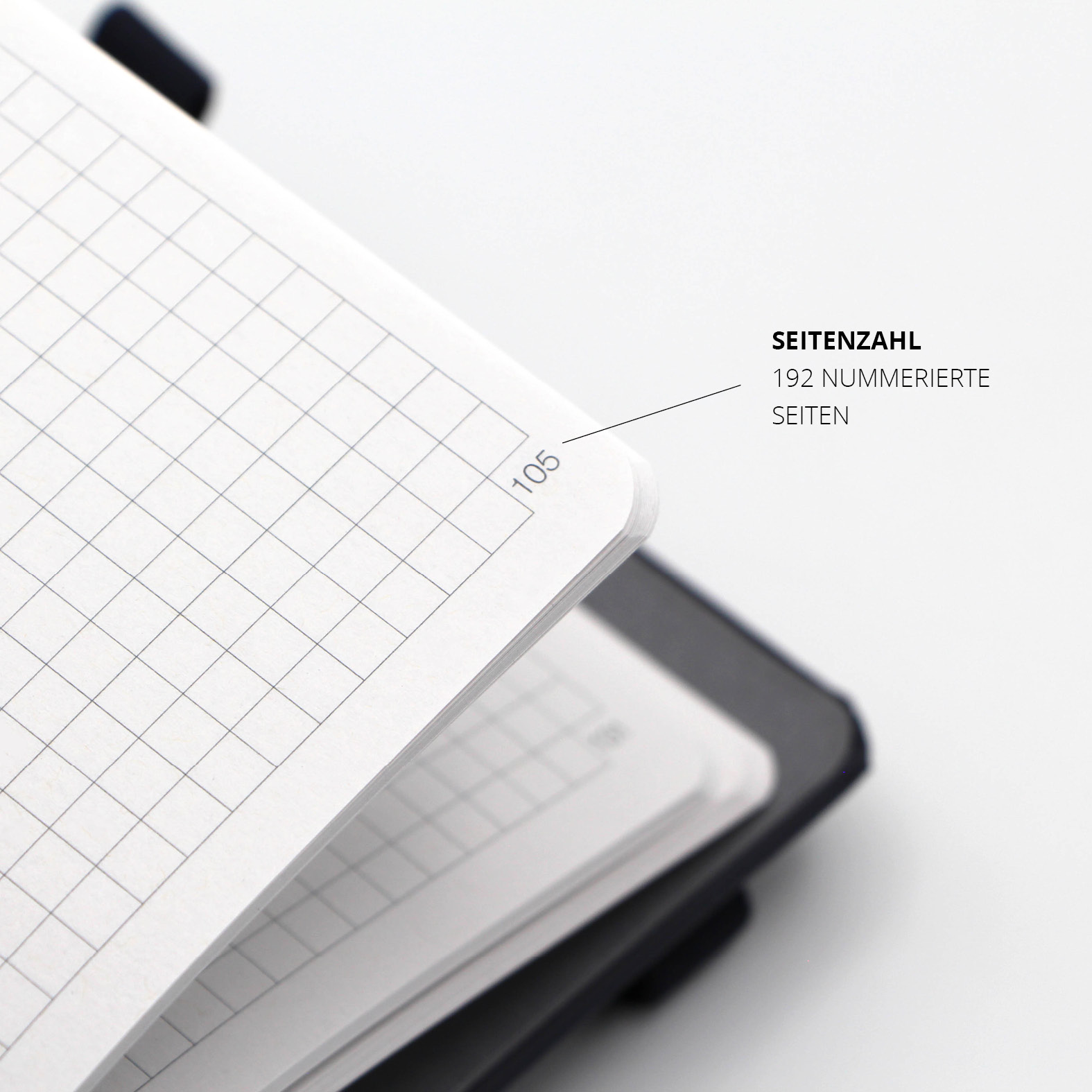 Geöffnete Seitenansicht des Lanybook® Nature mit feinem Rasterdruck und durchgängiger Seitenzahl – insgesamt 192 nummerierte Seiten auf nachhaltigem Papier.