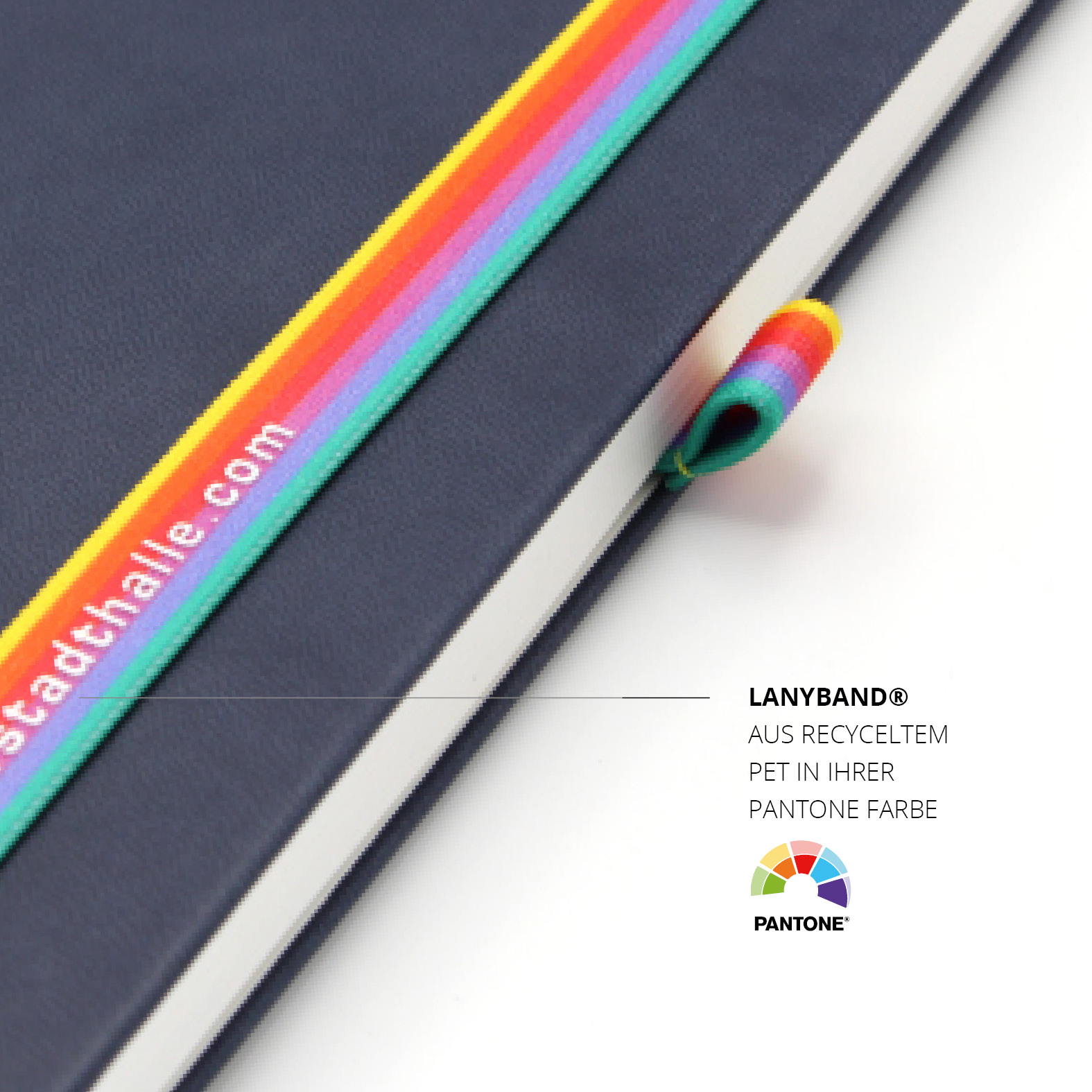egenbogenfarbenes Lanyband® mit Silikonaufdruck „www.stadthalle.com“, befestigt am Lanybook®. Das Band besteht aus recyceltem PET in kundenspezifischer Pantone-Farbe.