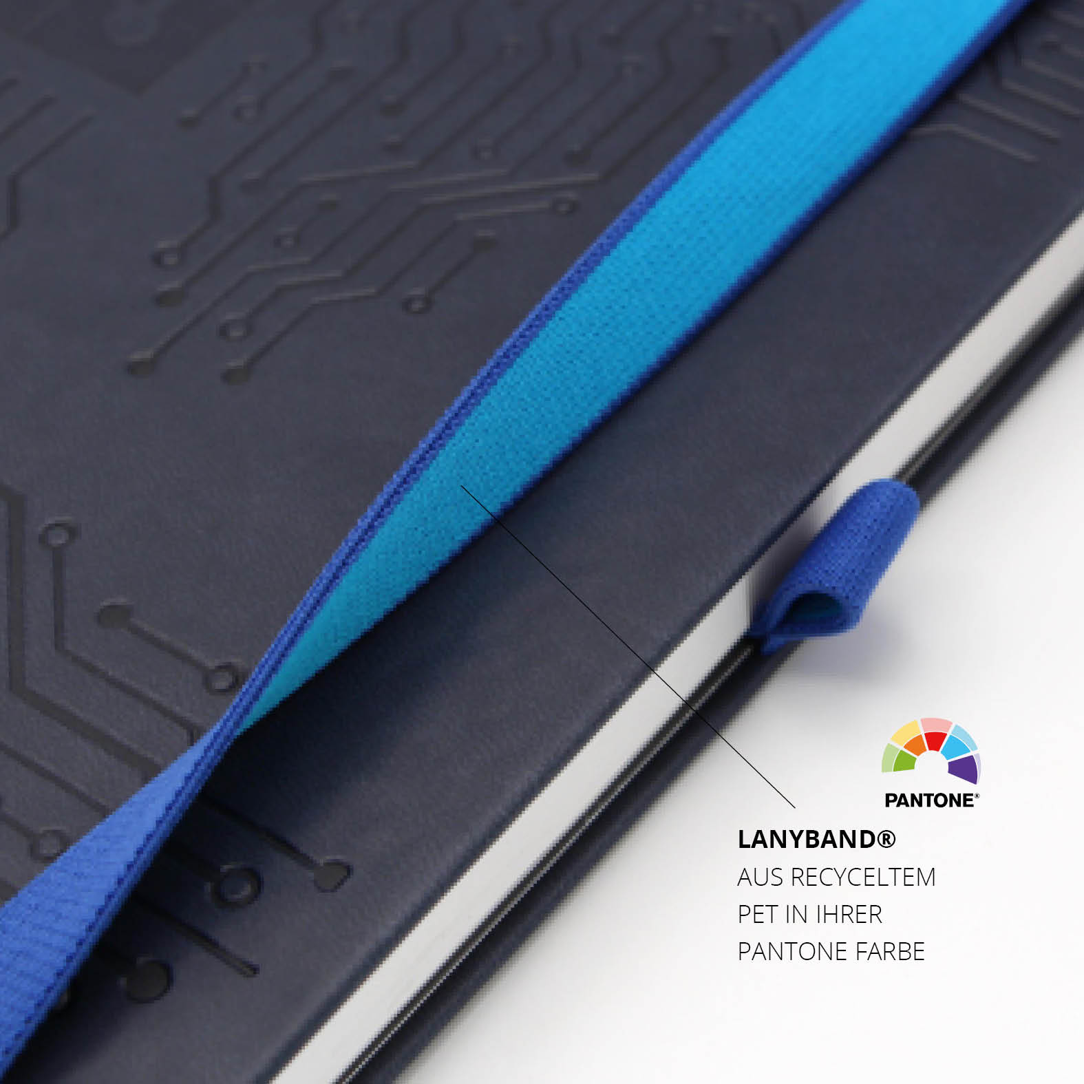 Blaues Lanyband® aus recyceltem PET in individueller Pantone-Farbe, funktional integriert in den Einband des Lanybook®.