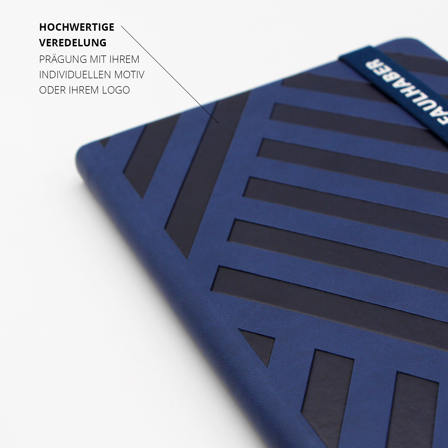 Detailaufnahme der hochwertigen Prägung auf dem Einband mit individuellem Design.