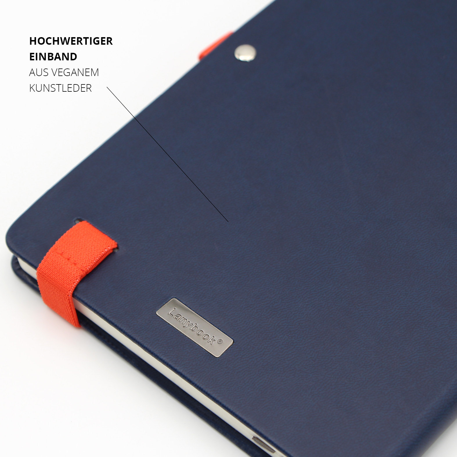 Detailaufnahme der Rückseite des Notizbuchs mit Metallemblem „Lanybook®“, rotem Lanyband® und veganem Kunstledereinband in Dunkelblau.