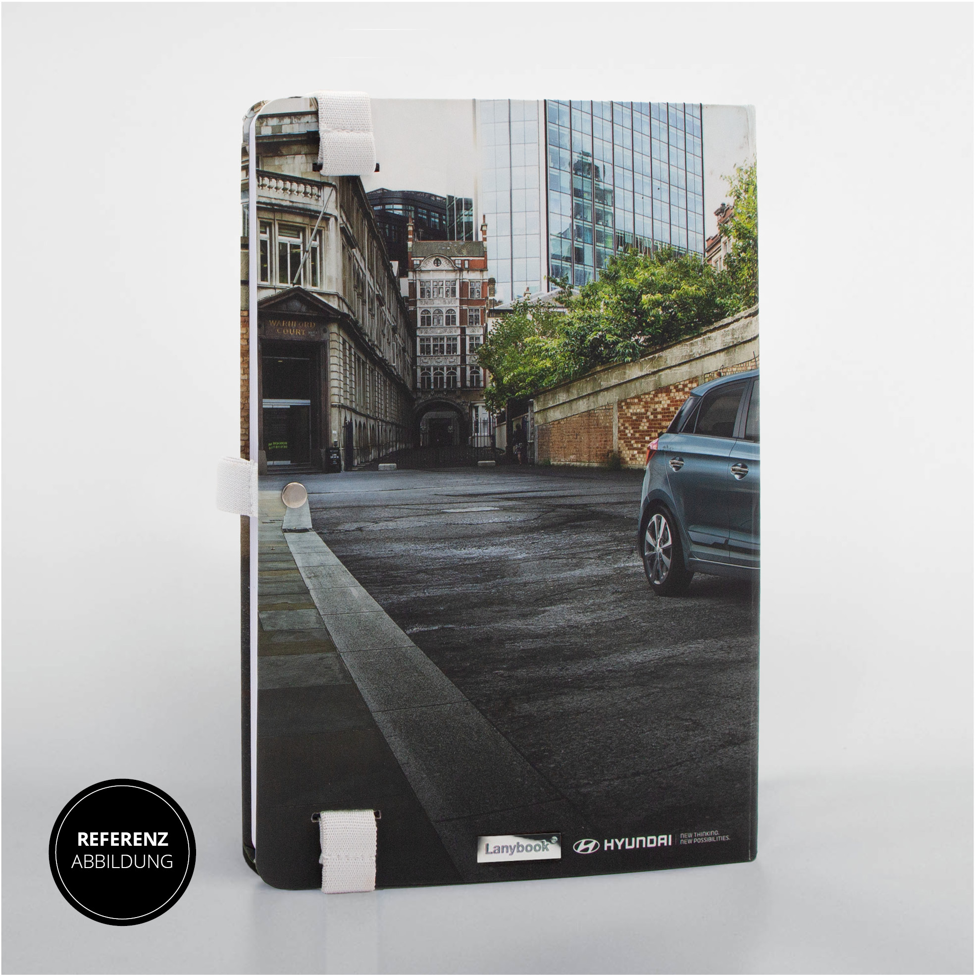Rückseite mit Hyundai i20 Motiv, weißem Lanyband® und Logos von Lanybook® & Hyundai.