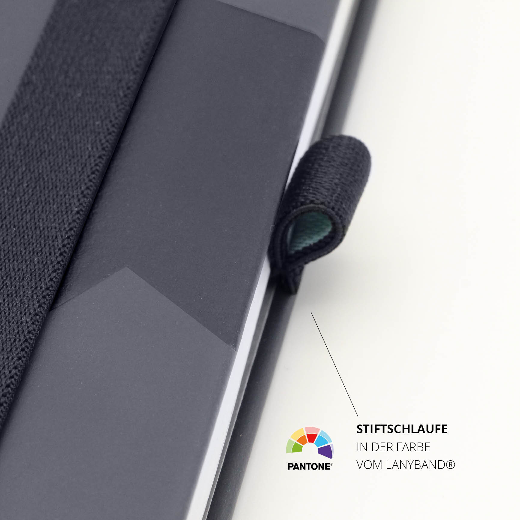 Detailansicht der Stiftschlaufe in der Farbe des Lanybands – Individuelles Notizbuch mit Pantone-farbiger Stifthalterung für ein durchdachtes, edles Design.