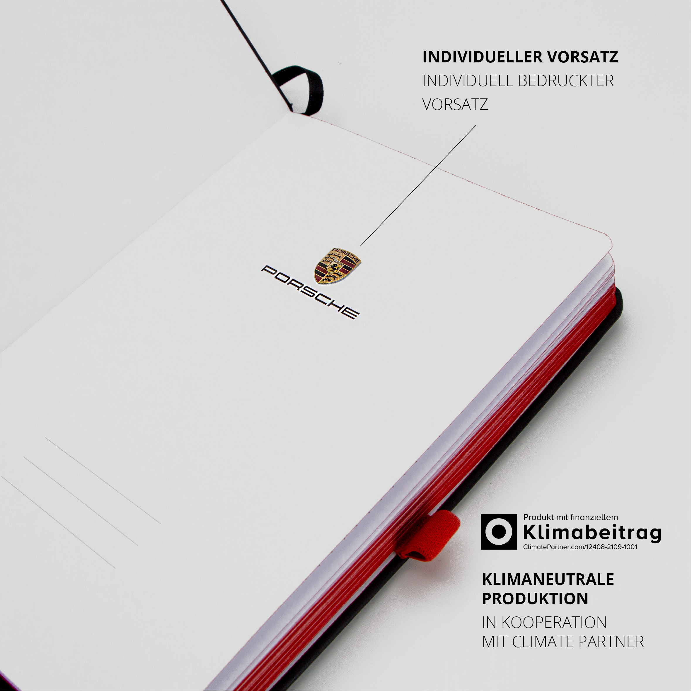 Geöffnete Innenseite mit Porsche Logo und rotem Buchschnitt, klimaneutral produziert.