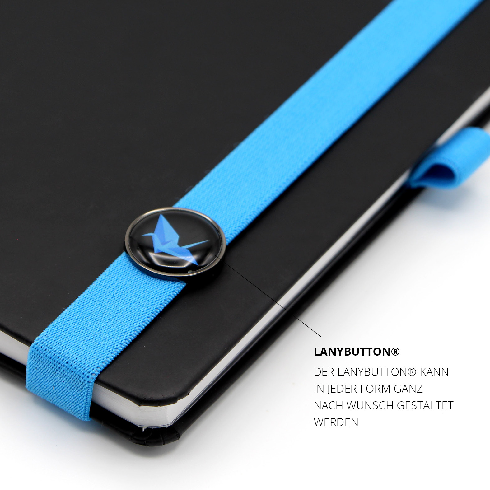 Schwarzer runder Lanybutton mit Logo auf blauem Band – individuell gestaltbar in Form und Design.