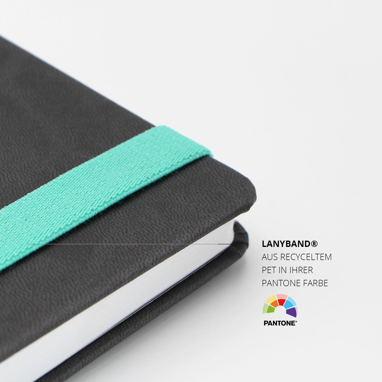 Nahaufnahme des türkisfarbenen Lanyband® aus recyceltem PET in individueller Pantone-Farbe.