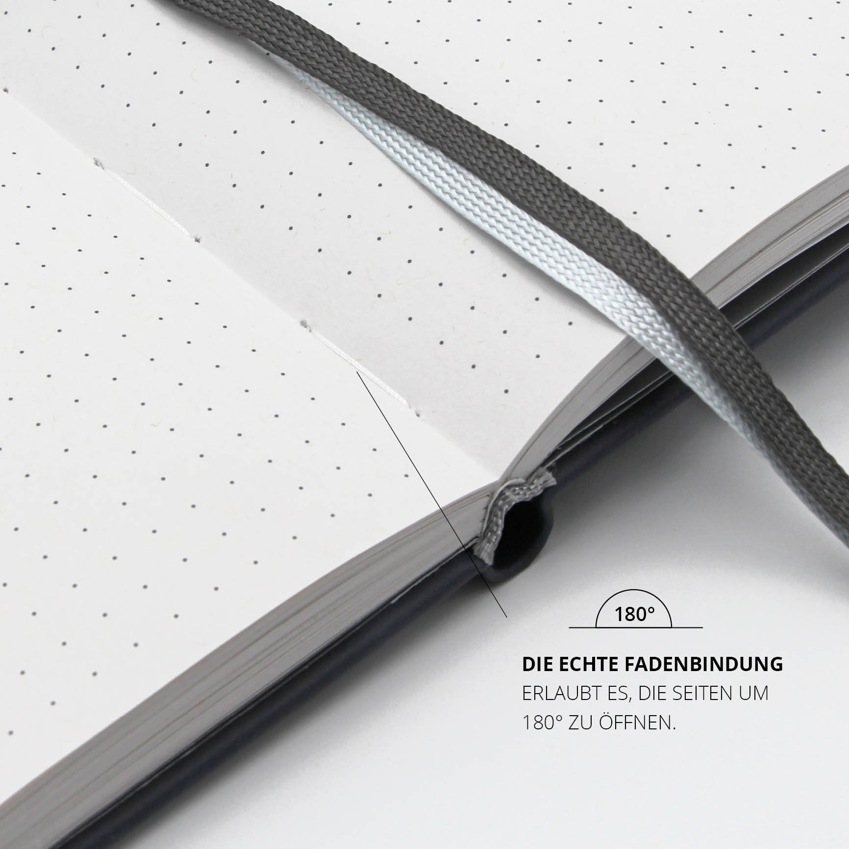 Detailaufnahme der Fadenbindung im Scotch & Soda Notizbuch – Notizbuch mit robuster Fadenheftung, die ein flaches Öffnen und komfortables Schreiben ermöglicht.