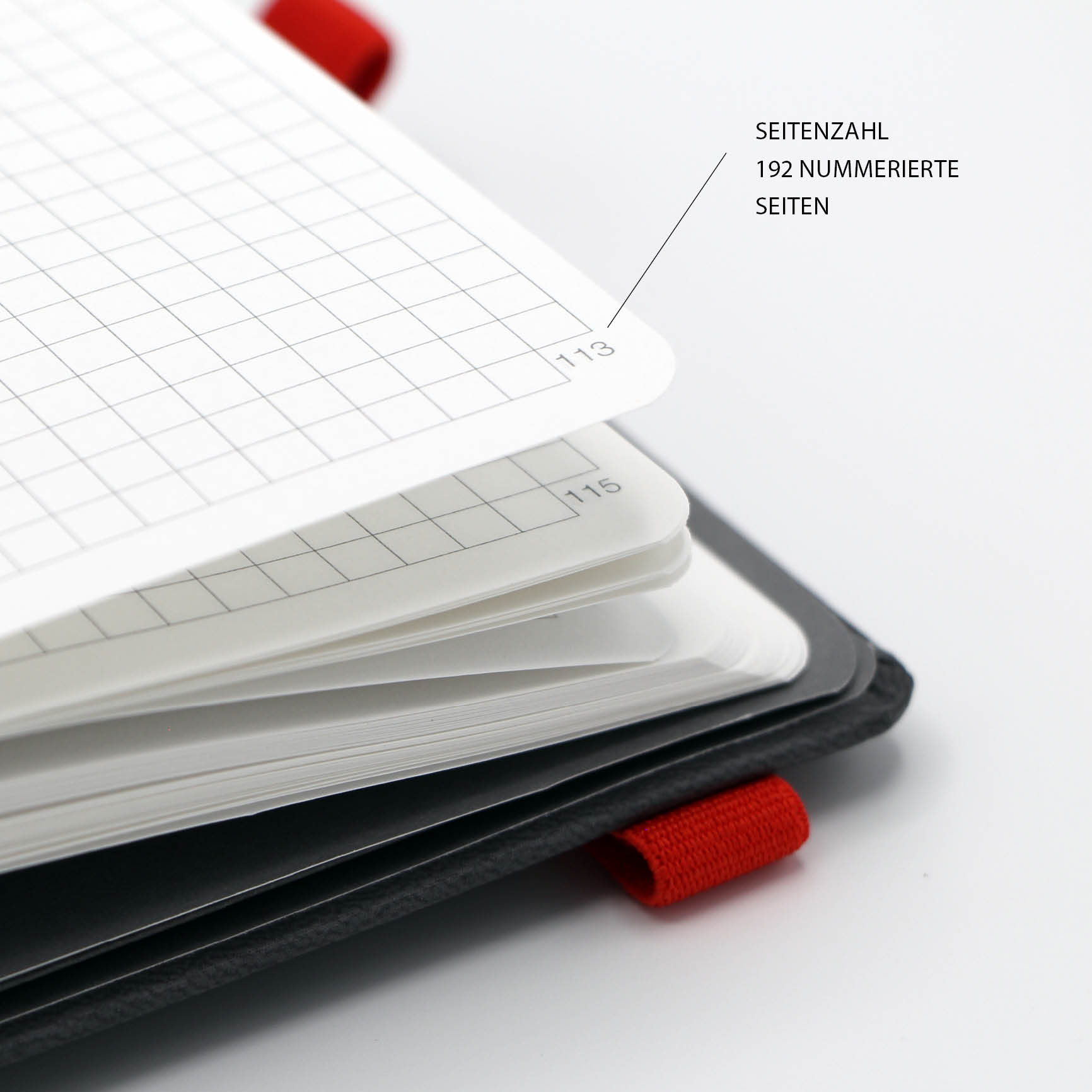 Detailaufnahme des Rothenberger Notizbuchs mit 192 nummerierten Seiten in kariertem Design, schwarz-weiß mit rotem Band.