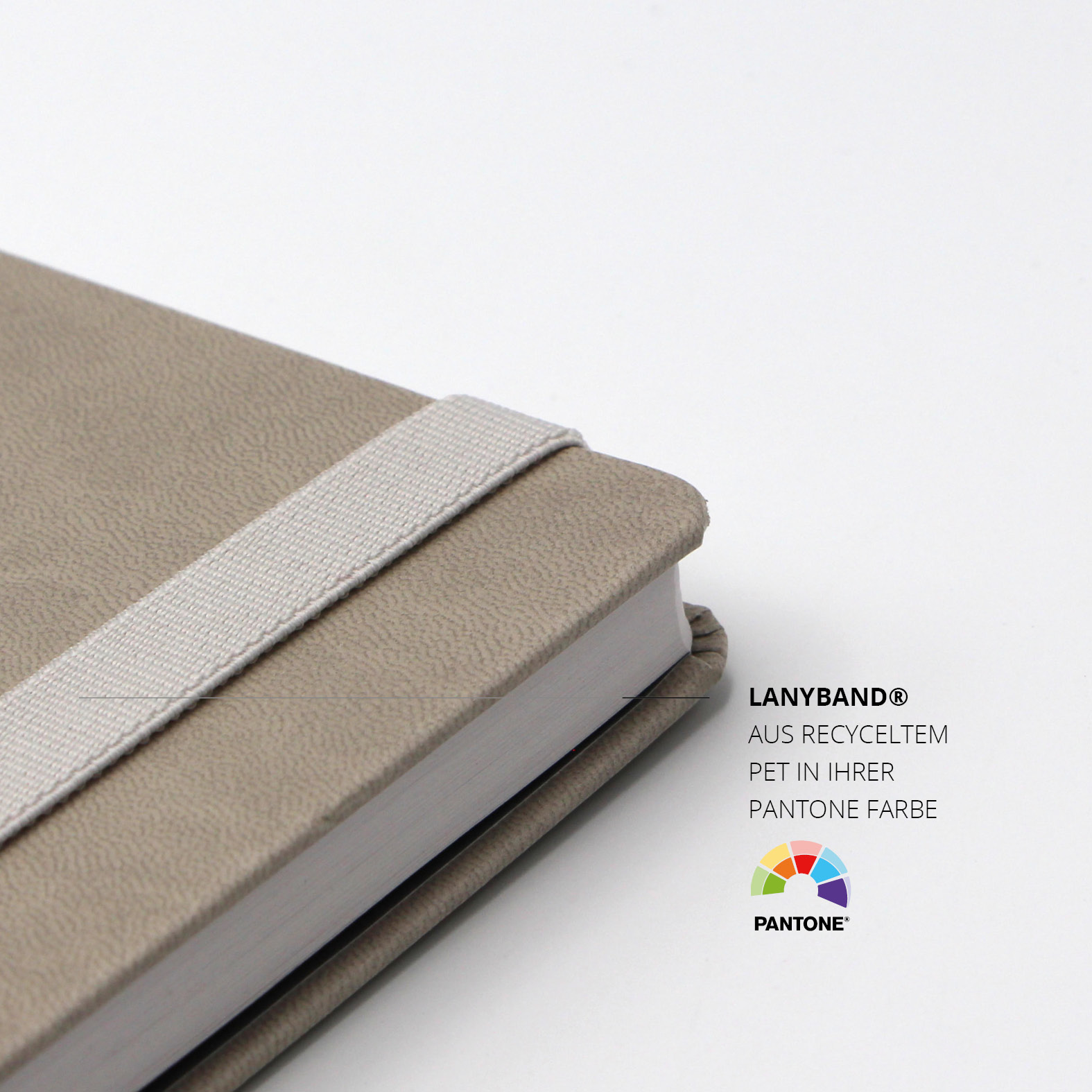 Ecke des Notizbuchs mit beige farbenem Lanyband® aus recyceltem PET, präzise verarbeitet und passend zum Einband.