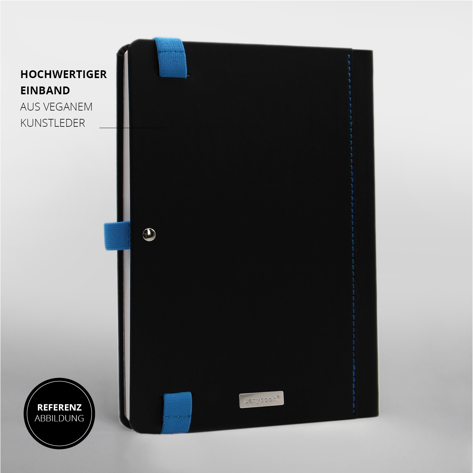 Schwarzer Einband aus veganem Kunstleder mit blauer Naht, Stiftschlaufe und Metalllabel – Referenzabbildung.