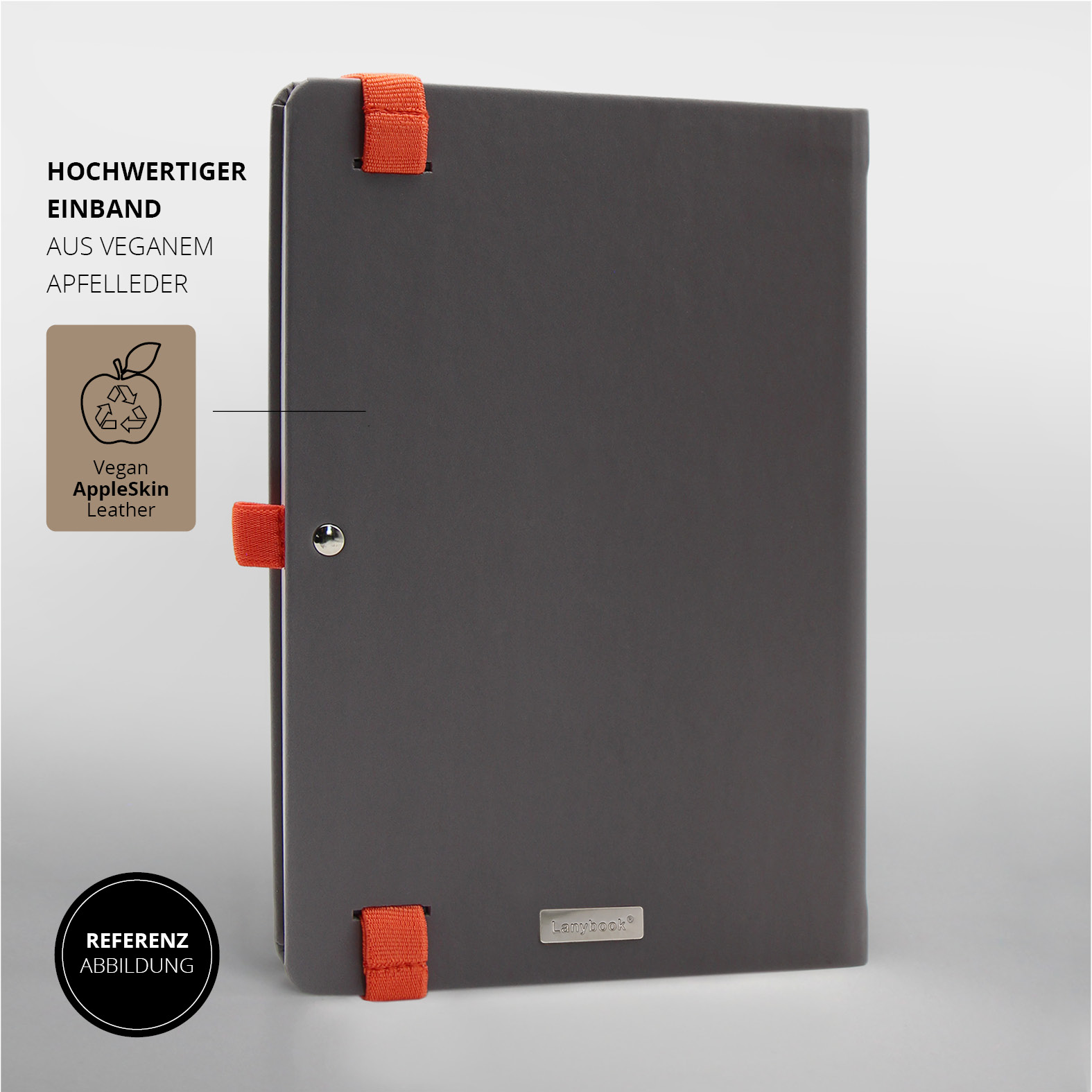 Rückansicht des Lanybook® Nature mit orangem Lanyband und Stiftschlaufe, Einband aus veganem Apfelleder und Referenzabbildung des nachhaltigen Designs.
