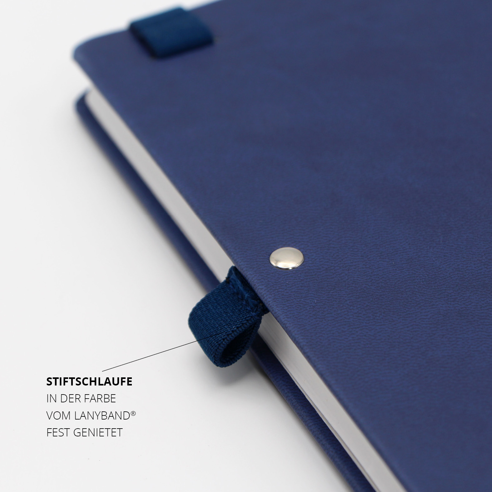 Detailansicht der vernietet angebrachten Stiftschlaufe in passender Pantone-Farbe.