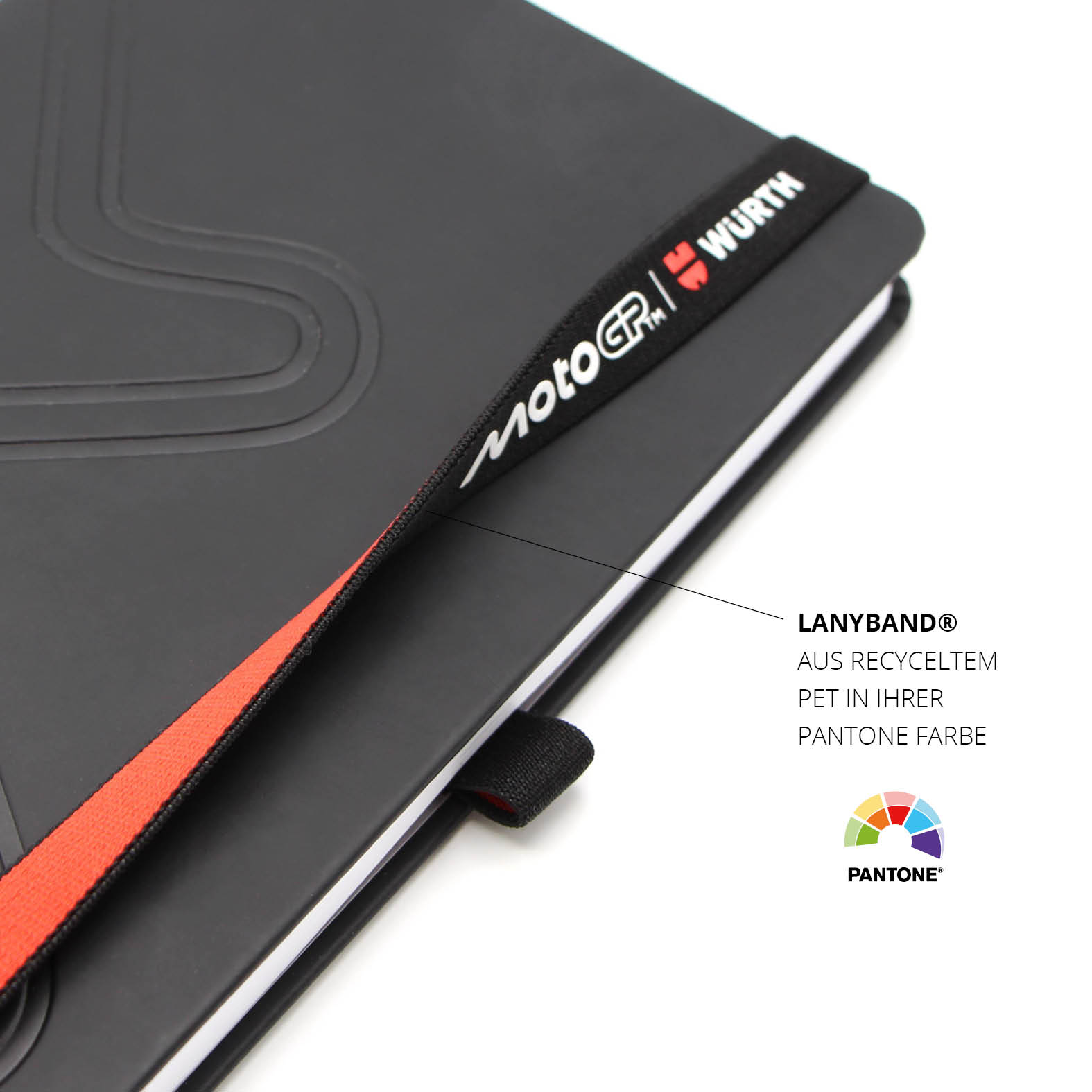 Schwarzes Lanyband® aus recyceltem PET mit hochwertigem Logoaufdruck in Pantonefarbe am Lanybook® Essential A5 Notizbuch