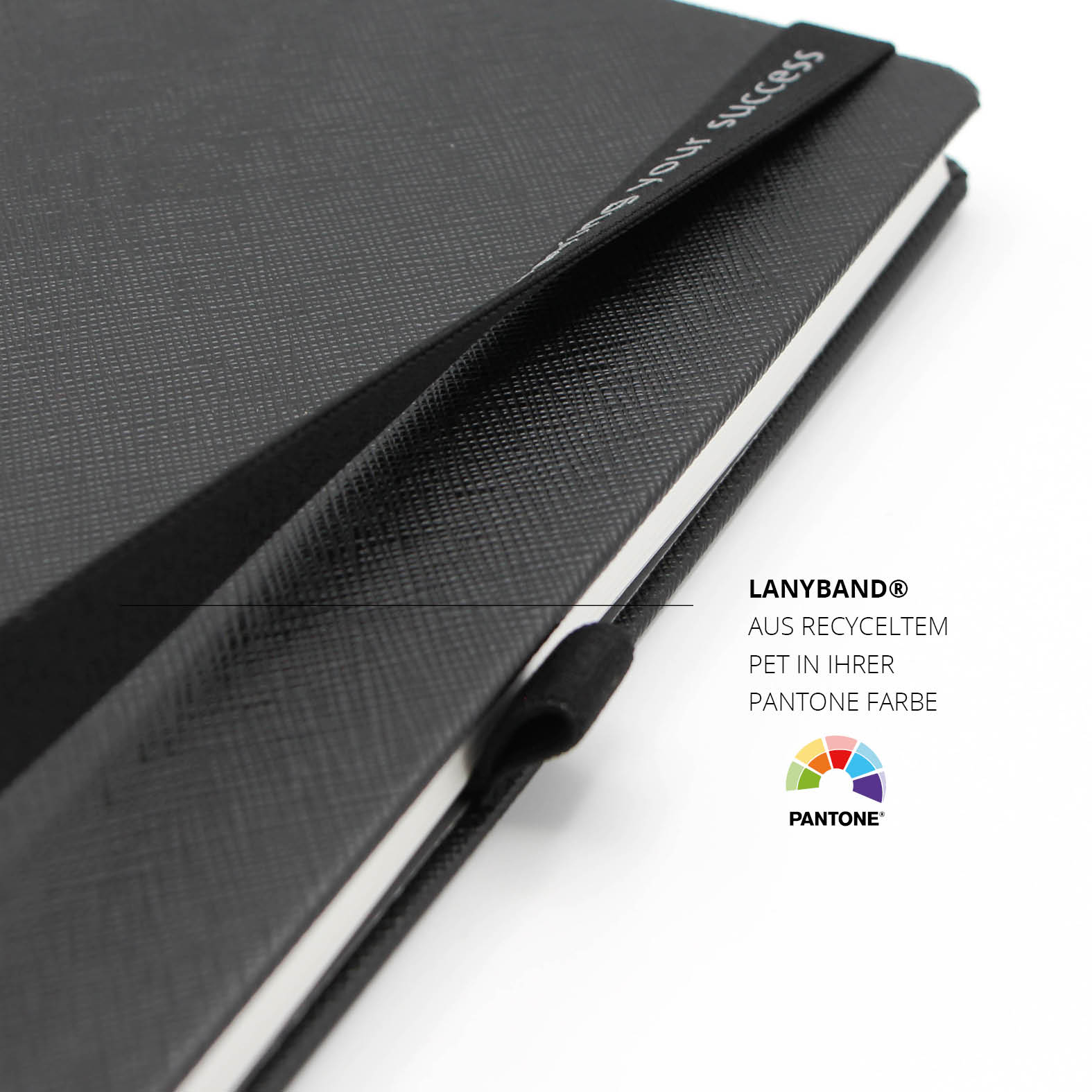 Schwarzes Lanyband aus recyceltem PET am Lanybook Notizbuch, individuell in Pantone Farbe gefertigt