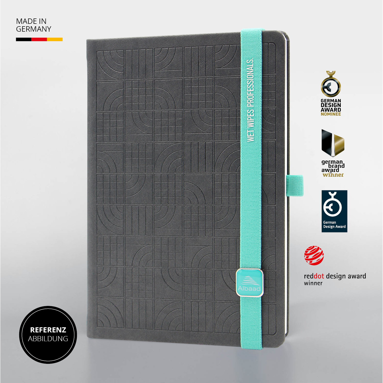 Vorderansicht des Lanybook® PRO mit türkisfarbenem Lanyband, individueller Prägung und Auszeichnungssymbolen für Designpreise.