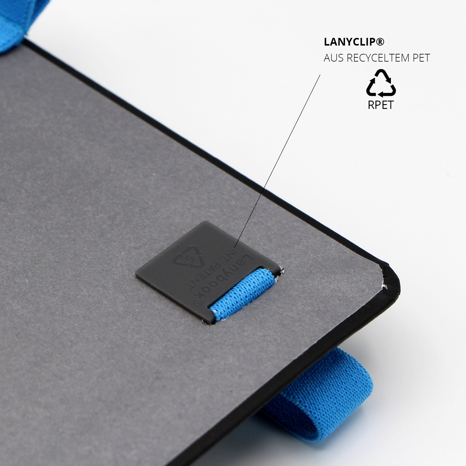 Innenansicht des Lanyclips aus recyceltem PET, befestigt an der Rückseite des Notizbuchs.