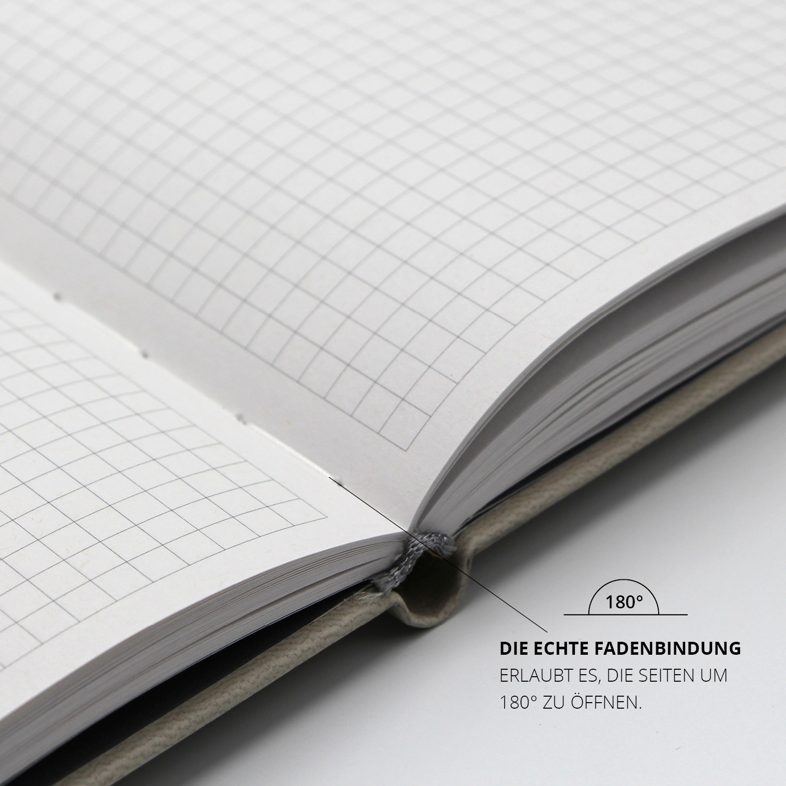 Blick auf die Innenseiten des Lanybook® Pro mit kariertem Recyclingpapier und echter Fadenbindung, die ein flaches Aufschlagen bis 180° ermöglicht.
