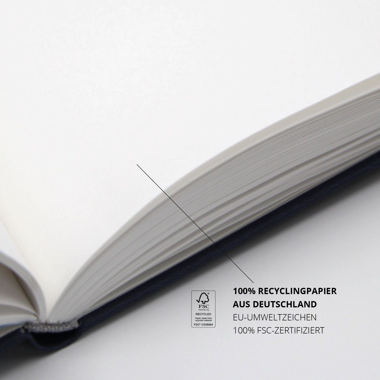 Nahaufnahme der Seiten im Lanybook®, erkennbar ist die Struktur des 100 % FSC-zertifizierten Recyclingpapiers aus Deutschland. Links das FSC-Logo mit EU-Umweltzeichen.