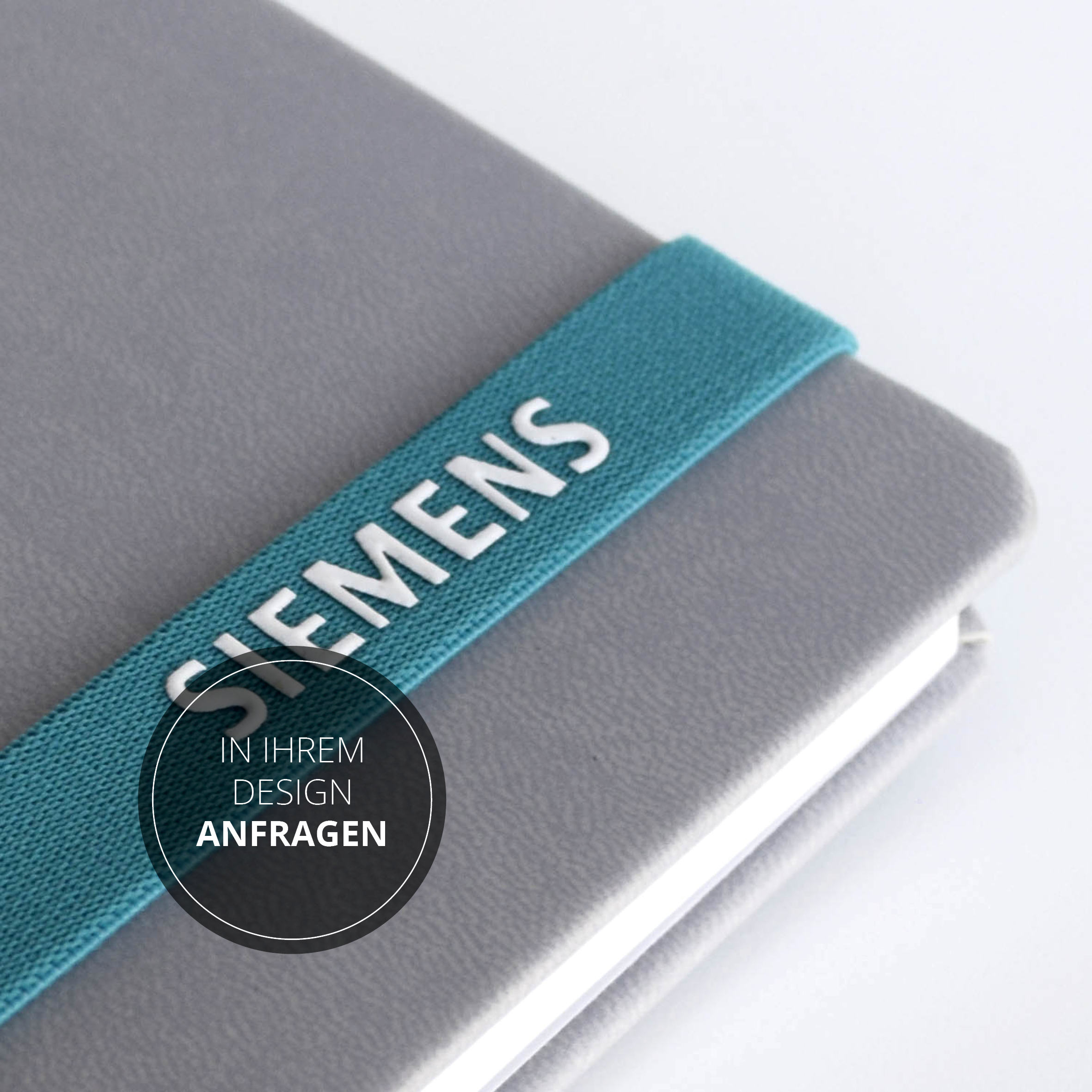 Siemens-Notizbuch mit gebrandetem Lanyband® und Anfrage-Button – Individuell gestaltbares Notizbuch mit Firmenlogo und nachhaltigen Materialien.