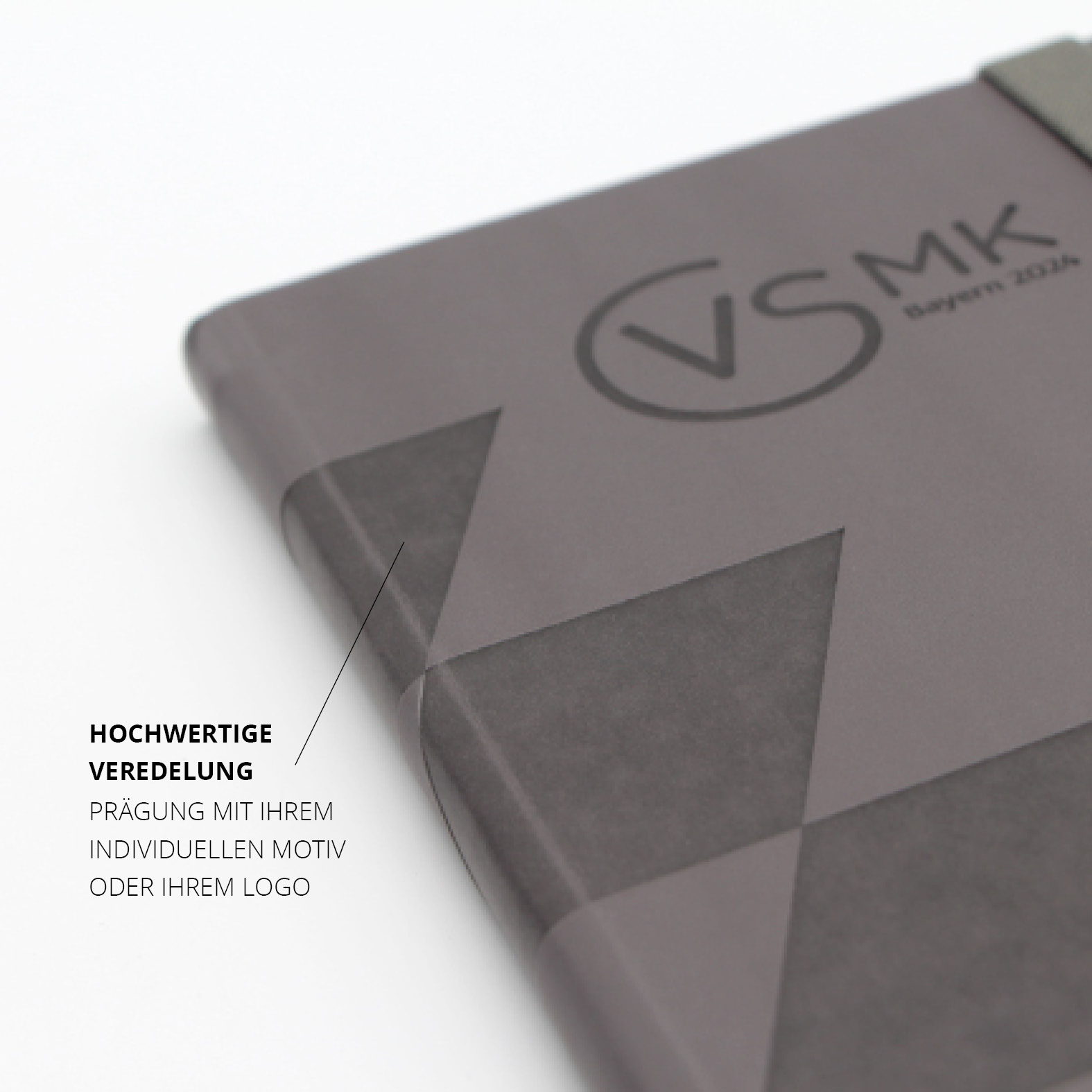 Veredelter Einband mit individueller Logo-Prägung für die VSMK auf veganem Leder.