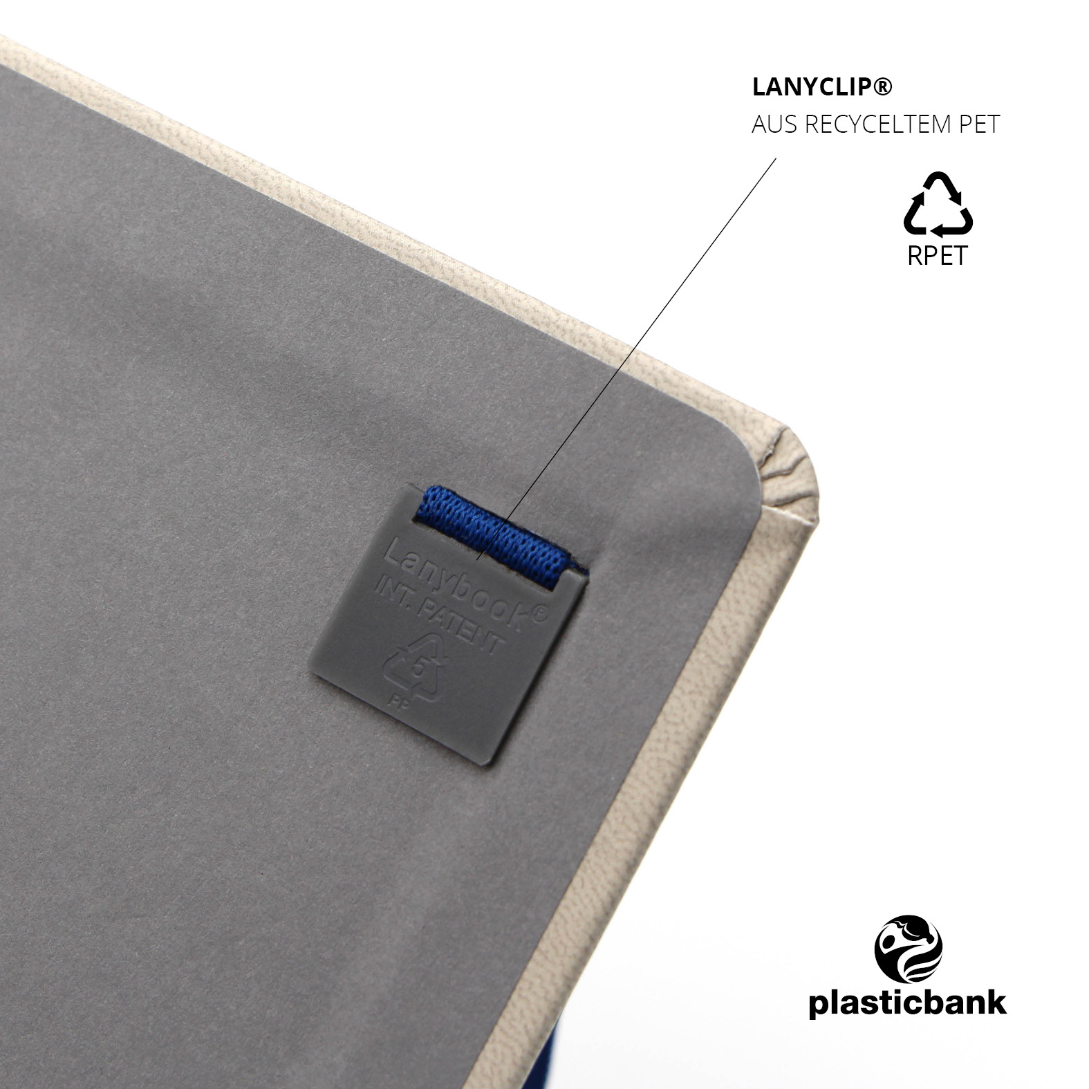 Detailansicht des Lanyclip® aus recyceltem PET auf der Innenseite des Notizbuchs. Nachhaltiges Designelement mit Plastic Bank-Logo.