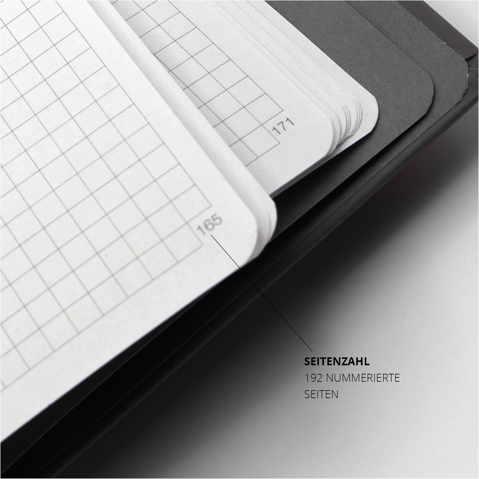 Detailaufnahme der Innenseiten des Lanybook® Nature mit grauem Einband und kariertem Papier. Die Seiten sind nummeriert – insgesamt 192 Seiten aus FSC-zertifiziertem Recyclingpapier.
