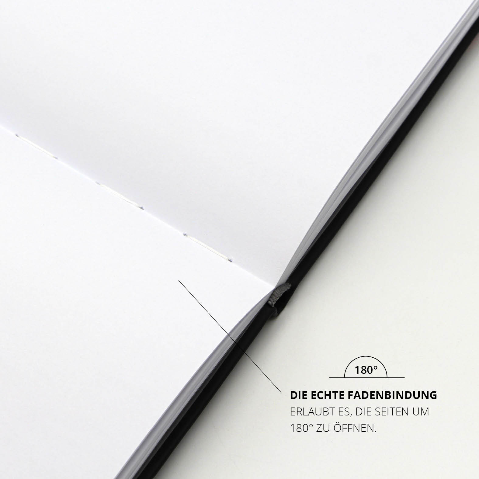 Detailansicht der echten Fadenbindung im Lanybook® Essential A5 Notizbuch, vollständig um 180 Grad aufschlagbar für komfortables Schreiben