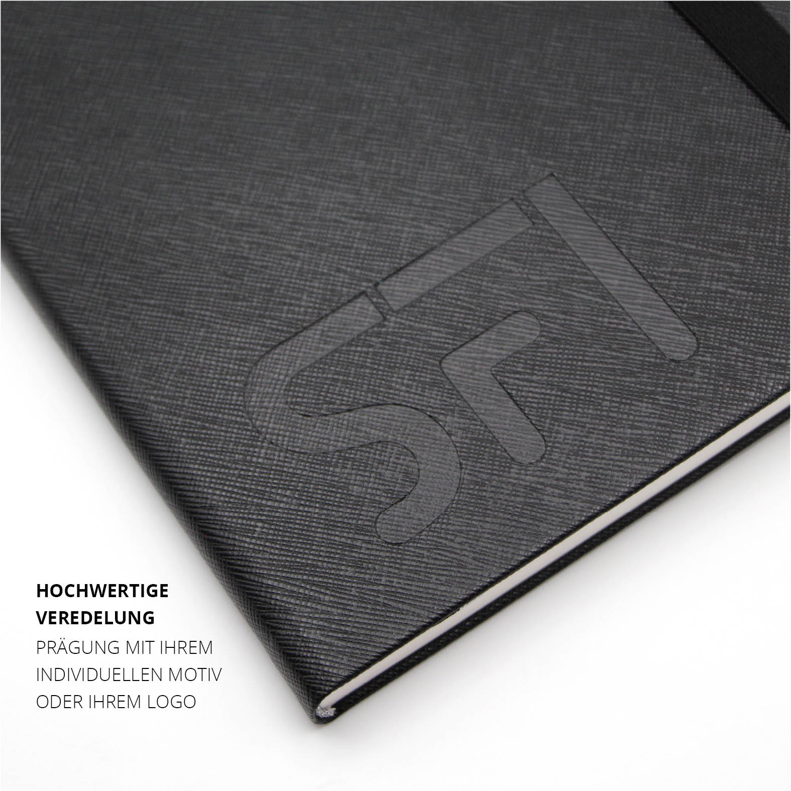 Detailaufnahme der hochwertigen Prägung auf dem schwarzen Saffiano Einband des Lanybook Notizbuchs mit individuellem Logo