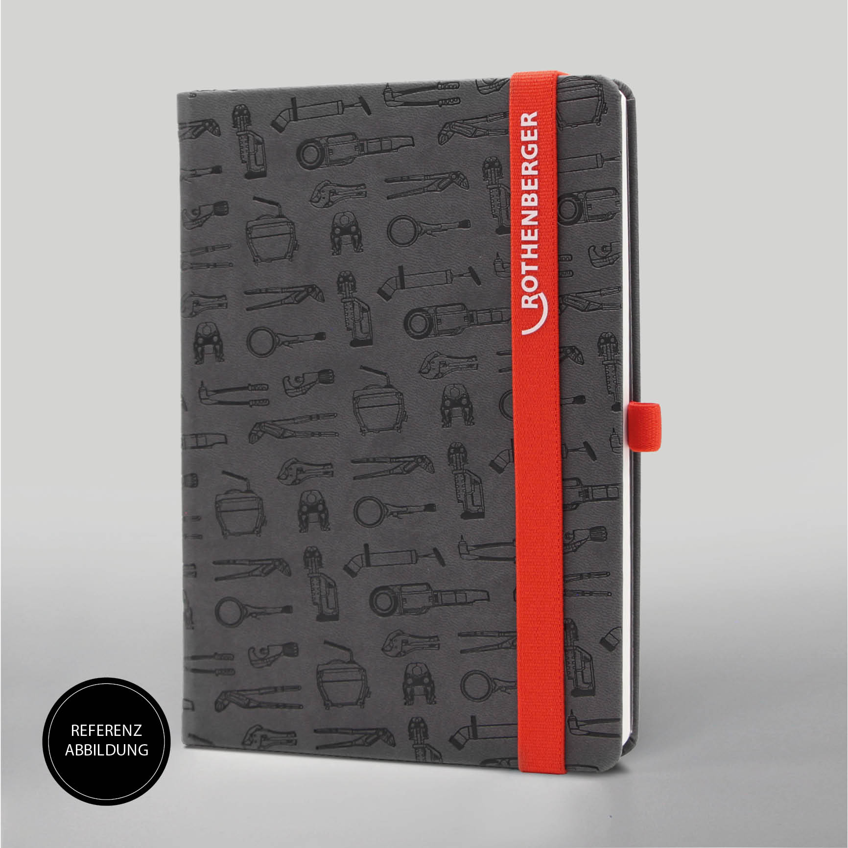 Rothenberger Notizbuch mit Prägung – Schwarzes Cover mit geprägten Werkzeugmotiven, rotes Lanyband® mit Logo und roter Stiftschlaufe.