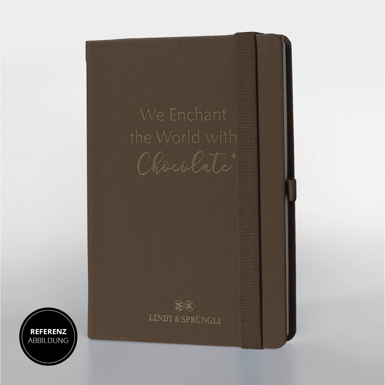 Lindt & Sprüngli Lanybook® in brauner Sonderfarbe mit dezenter Ton-in-Ton-Prägung des Slogans „We Enchant the World with Chocolate“ und elastischem Lanyband.