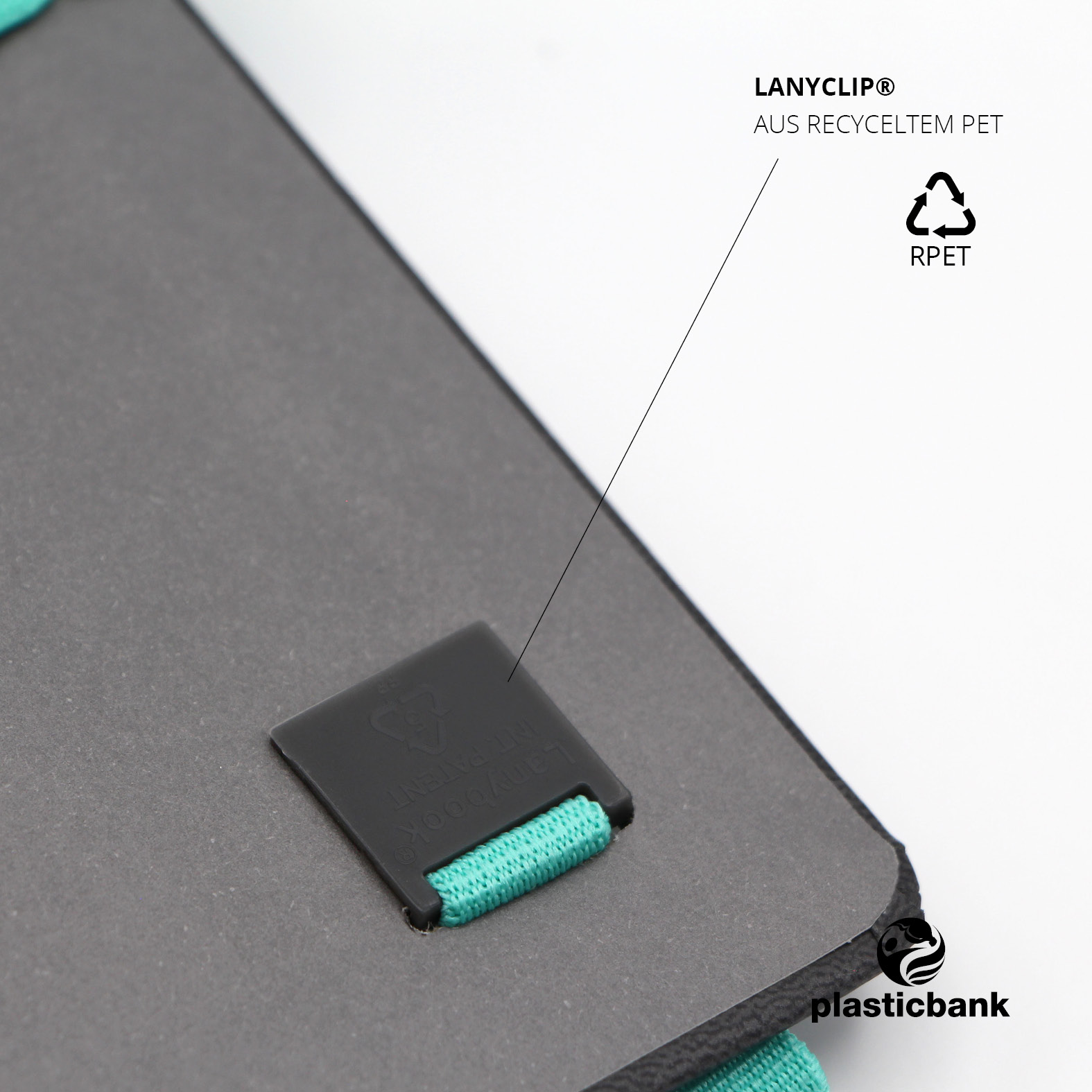 Rückseitiger Lanyclip® aus recyceltem PET zur Fixierung des Lanybands, mit Plastic Bank® Logo.