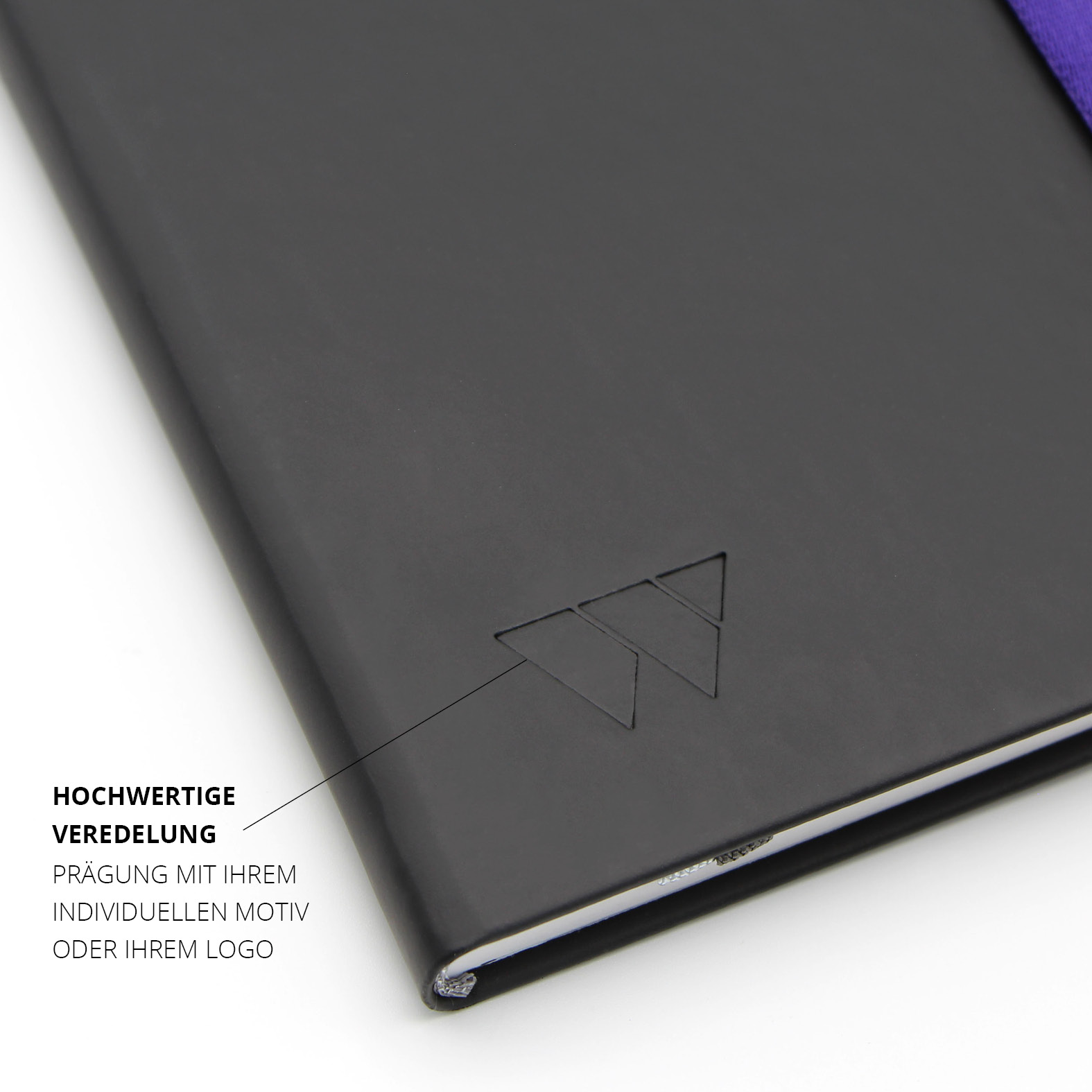 Hochwertige Prägung mit individuellem Logo auf der Vorderseite des veganen Kunstledereinbands. Matt-schwarze Oberfläche mit dezenter Reliefstruktur.