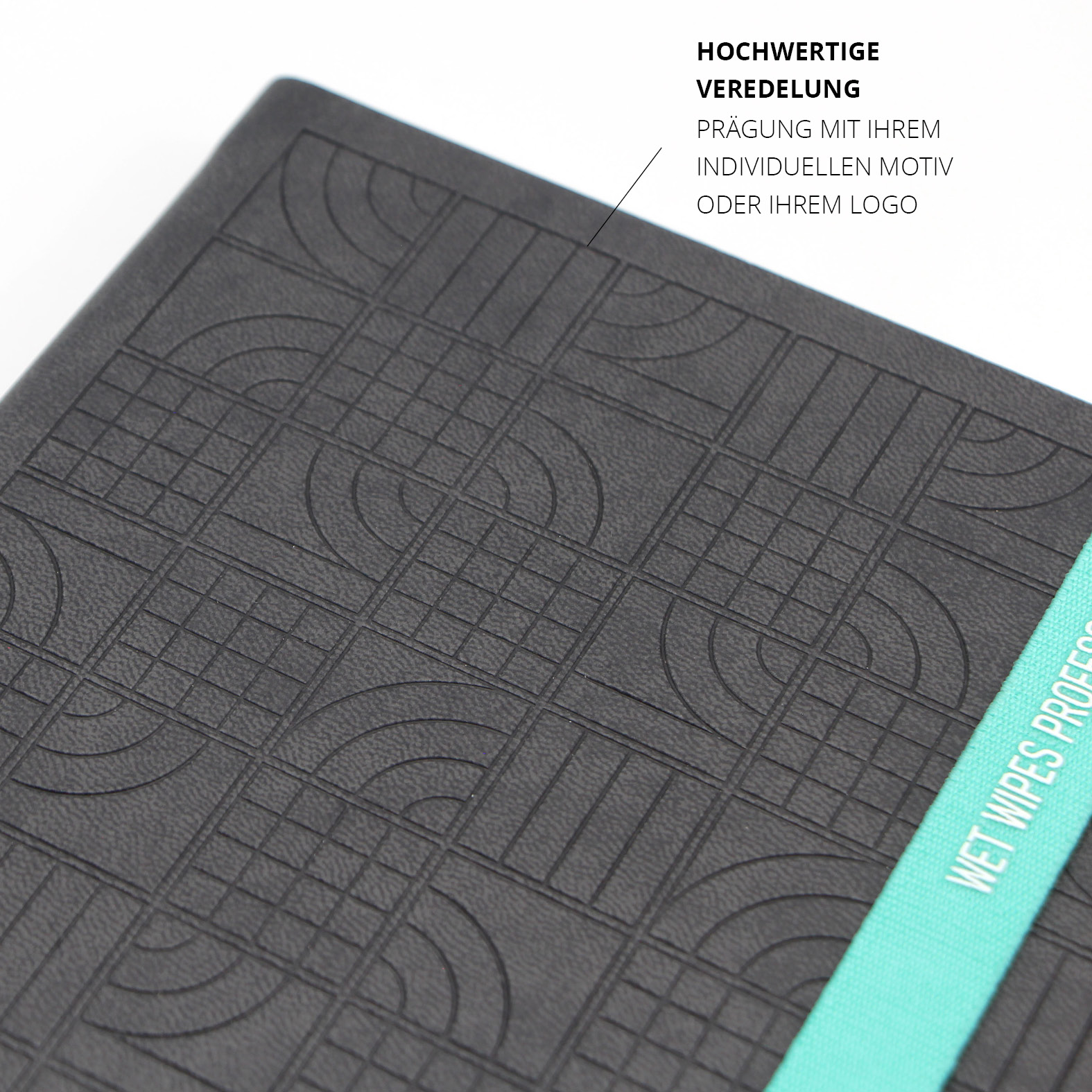 Nahaufnahme der hochwertigen Blindprägung auf dem Cover des Lanybook® PRO mit geometrischem Muster.